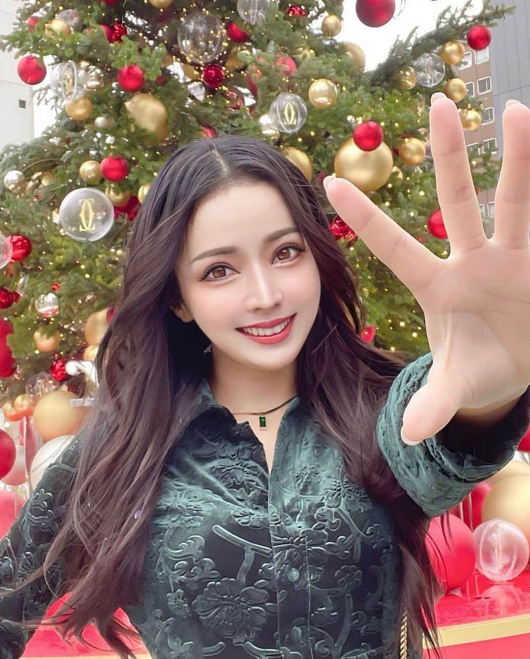 美女美容事情さんのインスタグラム写真 - (美女美容事情Instagram)「《Christmas tree❤︎🎄🎁》 *⁠ 今回ご紹介させて頂きますのは!!👀❤︎⁠⠀ 綺花さん< @29ayameat >の素敵なお写真📸⁠⠀⁠⠀⁠⠀⁠ *⁠⠀⁠⠀⁠⠀⁠⠀ クリスマスツリーと美女❤︎🧑‍🎄 どちらも最高に綺麗ですね🤩💕 *⠀⁠⠀⁠⠀⁠⠀⁠⠀ 綺花さん< @29ayameat > ⁠⠀⁠⠀⁠⠀⁠⠀ 素敵な投稿ありがとうございました❤︎📸✨ *⠀⁠⠀⁠⠀⁠⠀⁠⠀ 綺花さんのアカウントには他にも素晴らしい投稿が沢山ありますので是非覗いてみてくださいね💁‍♀️💙⁠⠀⁠⠀⁠⠀⁠⠀ *⠀⁠⠀⁠⠀⁠⠀⁠⠀ △▼△▼△▼△▼△▼△▼△▼△▼△▼ ⁠⠀⁠⠀⁠⠀ ❤🧡💛「美女美容事情」💚💙💜⠀⠀⠀⠀⠀⠀⠀⠀⠀⠀⠀⠀⠀⠀⁠⠀⁠⠀⁠⠀⁠⠀⁠⠀ 👇掲載ご希望の方は👇⠀⠀⠀⠀⠀⠀⠀⠀⠀⠀⠀⠀⠀⠀⠀⁠⠀⁠⠀⁠⠀⁠⠀⁠⠀ @b_b_j.jタグ付けと🖤 #ビジョビ ⁠⠀ 🖤タグ付けお願いします✨⠀⠀⠀⠀⠀⠀⠀⠀⠀⠀⠀⠀⠀⠀⠀⁠⠀⁠⠀⁠⠀⁠⠀⁠⠀ △▼△▼△▼△▼△▼△▼△▼△▼△▼ ⁠⠀⁠ #カルティエ #cartier #fyp #tbt #tb #followme#l4l #lfl #japanesegirl #ootd #ootn #outfit #code #fashion #fashioncode」12月10日 17時00分 - b_b_j.j