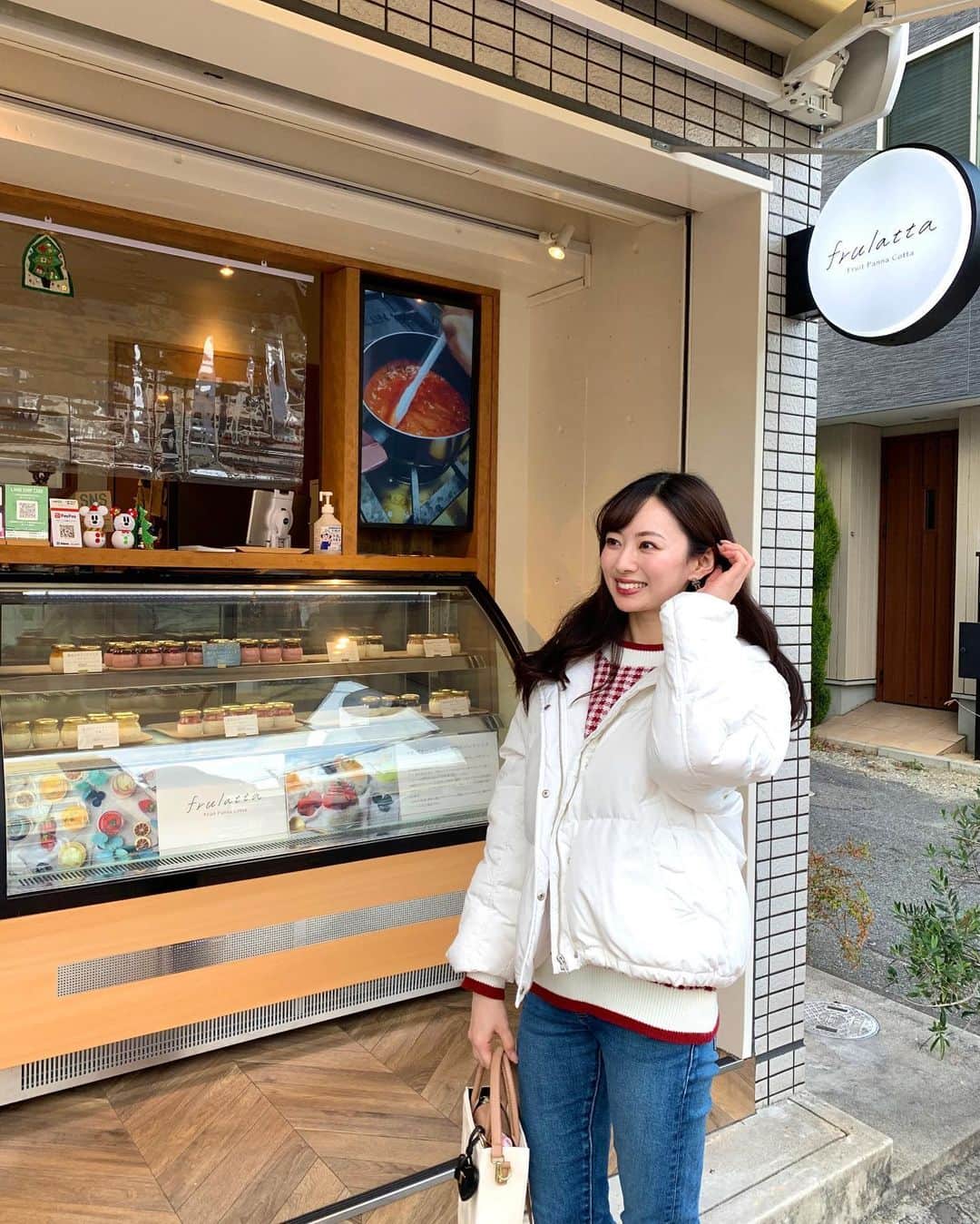 川村まりさんのインスタグラム写真 - (川村まりInstagram)「阪神西宮にある、 @frulattalatte の試食会に行ってきました🤍  パンナコッタ大好きなんやけど、ここのパンナコッタは格別に美味しかった！！友達と一緒に食べてんけど、みんな美味しすぎて即完食😂 超濃厚！！！幸せな気持ちになれた、、  ネイルが伸びてるのは見逃して笑  〜情報〜  「まりのインスタグラムを見た」とお店に伝えていただいたら2回目の来店時に500円割引になるみたいなので是非！  洋梨と苺生地は期間限定商品で洋梨は12/31で終了予定なんやって〜 あと、苺生地のパンナコッタは現在クリスマスバージョンで上にサンタの飾りが乗ってた！🎅クリスマス終了次第で飾りは変更になっちゃうみたいやけど、苺生地の方は来年1月下旬までの販売予定とのこと🍓  本店は、阪神西宮やけど、12月26日から30日はあべのキューズモールで出店予定らしいから、関西の人は是非！ フルラッタ本店では、12月22日から31日15時まで3個以上ご購入のお客様に1つパンナコッタを無料で（クリスマス限定商品も対象内）というイベントを実施予定やって！ あと、12月11日正午からECサイトも開設予定で通販も可能らしいから、全国でたべれるって！ ほんまに美味しすぎたで、、とろけた。  ↓↓フルラッタさんから↓↓ 現在はビンの容器で販売していますが、 12月12日からプラスチックの容器に変更で、12日以降からは予約販売のみビンの容器になります  #西宮カフェ#西宮グルメ #阪神西宮#阪神西宮グルメ #阪神西宮カフェ #パンナコッタ#白ダウン#白ダウンコーデ」12月10日 17時10分 - marimari725