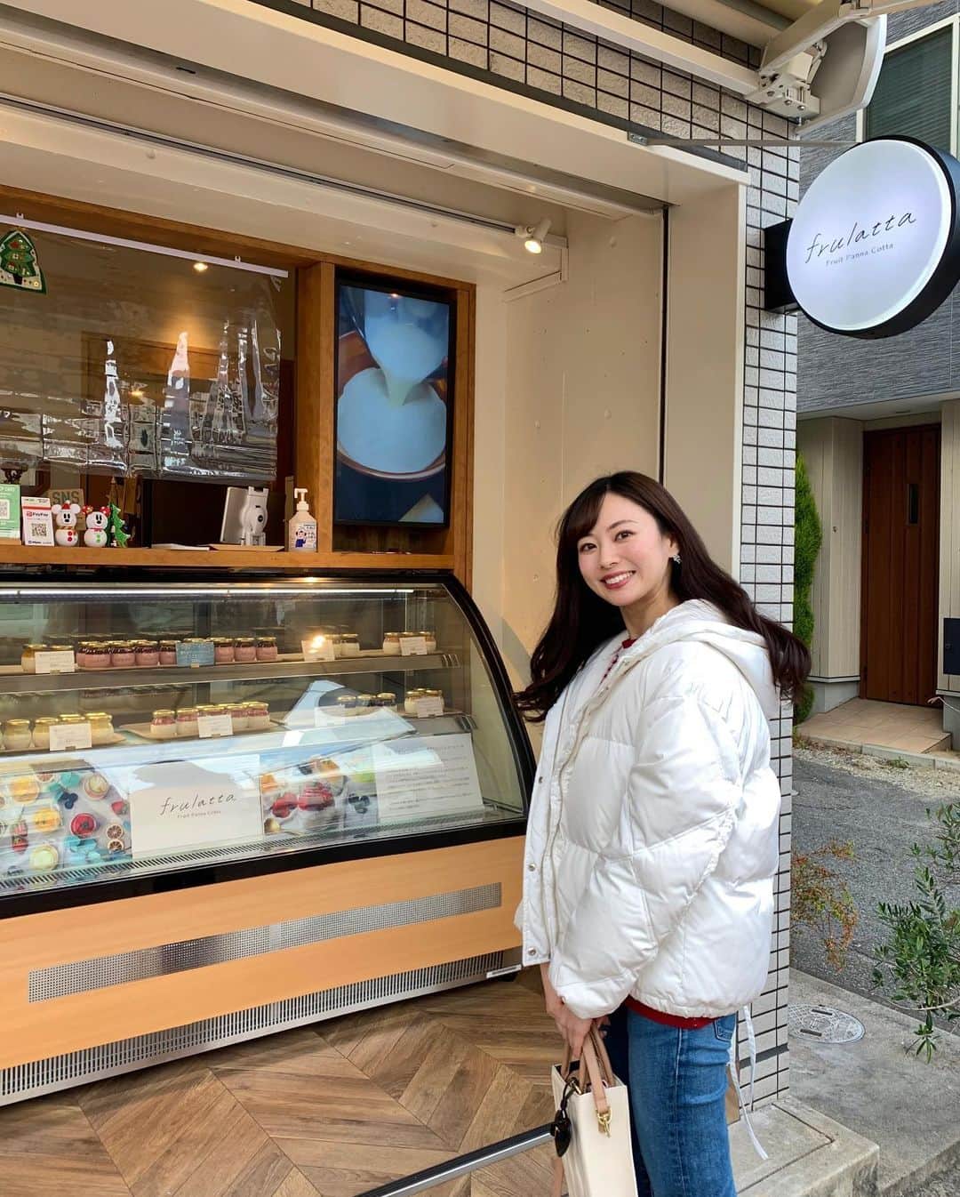 川村まりさんのインスタグラム写真 - (川村まりInstagram)「阪神西宮にある、 @frulattalatte の試食会に行ってきました🤍  パンナコッタ大好きなんやけど、ここのパンナコッタは格別に美味しかった！！友達と一緒に食べてんけど、みんな美味しすぎて即完食😂 超濃厚！！！幸せな気持ちになれた、、  ネイルが伸びてるのは見逃して笑  〜情報〜  「まりのインスタグラムを見た」とお店に伝えていただいたら2回目の来店時に500円割引になるみたいなので是非！  洋梨と苺生地は期間限定商品で洋梨は12/31で終了予定なんやって〜 あと、苺生地のパンナコッタは現在クリスマスバージョンで上にサンタの飾りが乗ってた！🎅クリスマス終了次第で飾りは変更になっちゃうみたいやけど、苺生地の方は来年1月下旬までの販売予定とのこと🍓  本店は、阪神西宮やけど、12月26日から30日はあべのキューズモールで出店予定らしいから、関西の人は是非！ フルラッタ本店では、12月22日から31日15時まで3個以上ご購入のお客様に1つパンナコッタを無料で（クリスマス限定商品も対象内）というイベントを実施予定やって！ あと、12月11日正午からECサイトも開設予定で通販も可能らしいから、全国でたべれるって！ ほんまに美味しすぎたで、、とろけた。  ↓↓フルラッタさんから↓↓ 現在はビンの容器で販売していますが、 12月12日からプラスチックの容器に変更で、12日以降からは予約販売のみビンの容器になります  #西宮カフェ#西宮グルメ #阪神西宮#阪神西宮グルメ #阪神西宮カフェ #パンナコッタ#白ダウン#白ダウンコーデ」12月10日 17時10分 - marimari725
