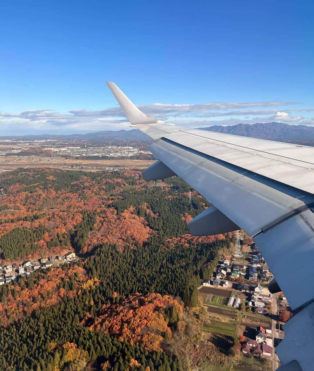 東留伽さんのインスタグラム写真 - (東留伽Instagram)「今日もご覧いただきありがとうございました！ 月1の定休日にあたるという引きの強さ…😂 ． 仙北市の秋田紅あかり、わたがしみたいな甘さでとっても美味しかったです🍎 ． ． ． お昼には関西地区で旅サラダの再放送がありました😌✨ ． コレうまの旅は江別市編、私のふるさと北海道をご紹介できて嬉しいです…！🌽 ． ． ((YouTube生配信、突然ロケに出てしまい申し訳ありませんでした！笑 今はまだ撮影中です…🤫 ． ． #旅サラダ #コレうまの旅 #ABC #アナウンサー」12月10日 17時53分 - azumaruka_abc