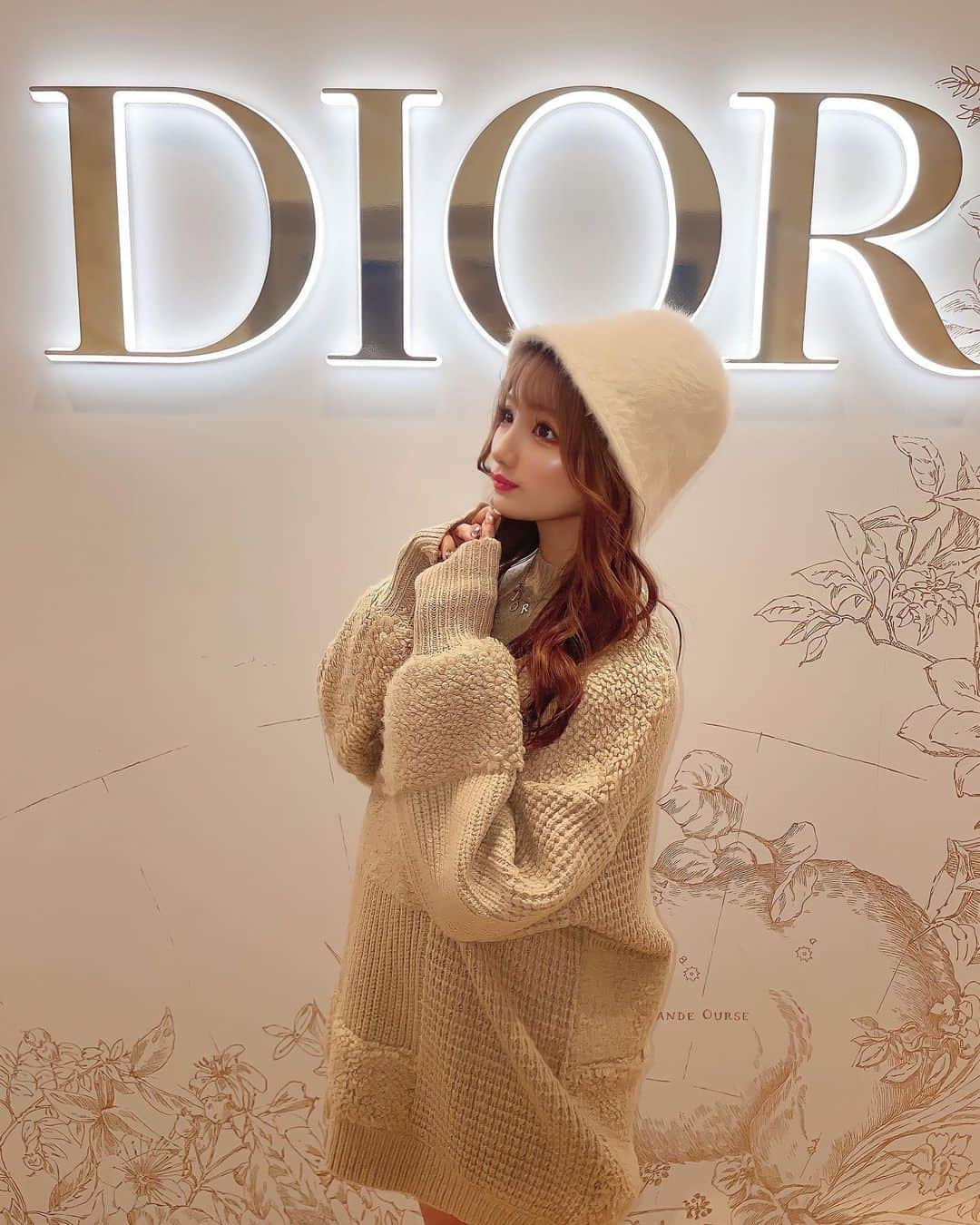 まゆぴちゅーさんのインスタグラム写真 - (まゆぴちゅーInstagram)「𝒟𝒾𝑜𝓇🕊💎❤︎.*𓈒 𓂂𓏸  Diorの世界観ってほんと可愛いよね🥹💗  ま、bag持ってないけど🤦‍♀️wwww 早く買えるようになりたいです頑張る🫠✩  この日のニットワンピは @darich_official のあざとニット💓  くまさんみたいって言われたけど それもまた可愛くない？🧸❤︎❤︎笑笑  いろんな編み地があってかわいいし シルエットがさすがDarichて感じ🙈💋  ファーバケハは @royalparty_official の🧶🤍🤍 . . 昨日はバタバタしすぎて インスタ更新できなかった🥺🥺🥺 今は久々にインスタネタ溜まってるから また今日から更新がんばろ〜😍✩  いつもイイネとか、コメントとかくれる 方々ほんとありがとうございます😭💗  見てます🙈👀❤︎ . . .  #ディオール #ディオールカフェ #Dior #diorcafe #アトリエオブドリームズ #六本木 #六本木ヒルズ #六本木カフェ #六本木イルミネーション #六本木デート #冬コーデ #デートコーデ #ニットワンピ #darich #darichコーデ」12月10日 18時40分 - mayu_03pichu