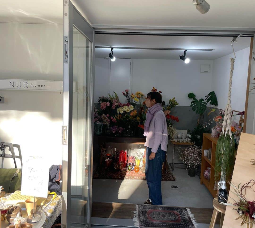 竹内由恵さんのインスタグラム写真 - (竹内由恵Instagram)「前田有紀さんのお花屋さんがリニューアルオープンしたということで、遊びに行きました。 ますます事業を大きく展開している前田さん。 お客さん一人一人に心から向き合う姿勢が、アナウンサー時代に周りの人と接していた態度と変わらないな、と思いました。 息子もいっぱい可愛がってもらって、ニコニコでした😊 ちなみに私は念願のリースを購入しました🏵  #前田有紀 さん#nur #gui #花屋　#チャイも振る舞っていただき、おいしかった」12月10日 19時46分 - yoshie0takeuchi
