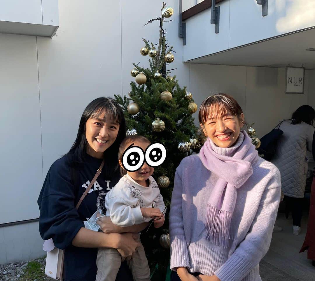 竹内由恵さんのインスタグラム写真 - (竹内由恵Instagram)「前田有紀さんのお花屋さんがリニューアルオープンしたということで、遊びに行きました。 ますます事業を大きく展開している前田さん。 お客さん一人一人に心から向き合う姿勢が、アナウンサー時代に周りの人と接していた態度と変わらないな、と思いました。 息子もいっぱい可愛がってもらって、ニコニコでした😊 ちなみに私は念願のリースを購入しました🏵  #前田有紀 さん#nur #gui #花屋　#チャイも振る舞っていただき、おいしかった」12月10日 19時46分 - yoshie0takeuchi