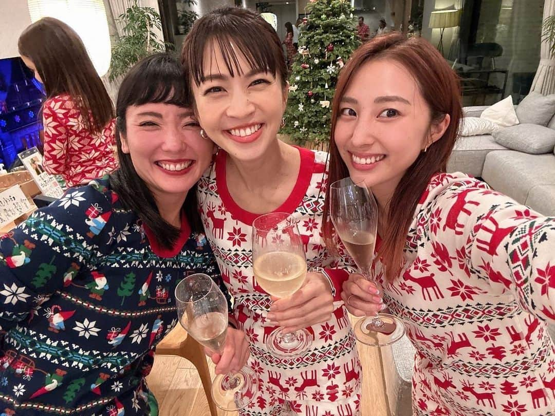 安田美沙子さんのインスタグラム写真 - (安田美沙子Instagram)「クリスマスパジャマおにぎりパーティ🎄♥️(長い)  はじめはニットにしようかと 思ったけど、家族で揃えるパジャマにしました！  なんだか一体感🎅🧑‍🎄🤶  仲良しパパママたちと、子供たちと、おいしーいおにぎりで幸せな夜🍙  みんなありがと🤍🤍🤍  #christmas #pajamas  #mama #papa #friends #love #おにぎり #またやろう #はんなも実はお揃い #パパは出張」12月10日 20時18分 - yasuda_misako