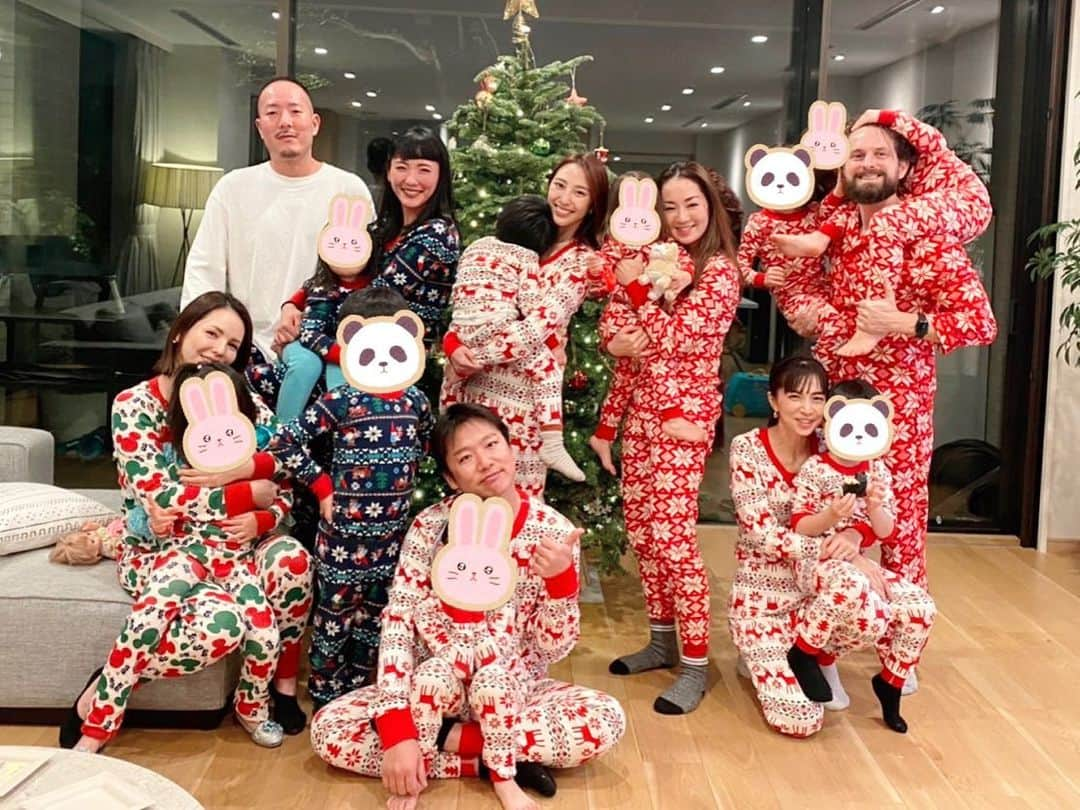 安田美沙子さんのインスタグラム写真 - (安田美沙子Instagram)「クリスマスパジャマおにぎりパーティ🎄♥️(長い)  はじめはニットにしようかと 思ったけど、家族で揃えるパジャマにしました！  なんだか一体感🎅🧑‍🎄🤶  仲良しパパママたちと、子供たちと、おいしーいおにぎりで幸せな夜🍙  みんなありがと🤍🤍🤍  #christmas #pajamas  #mama #papa #friends #love #おにぎり #またやろう #はんなも実はお揃い #パパは出張」12月10日 20時18分 - yasuda_misako