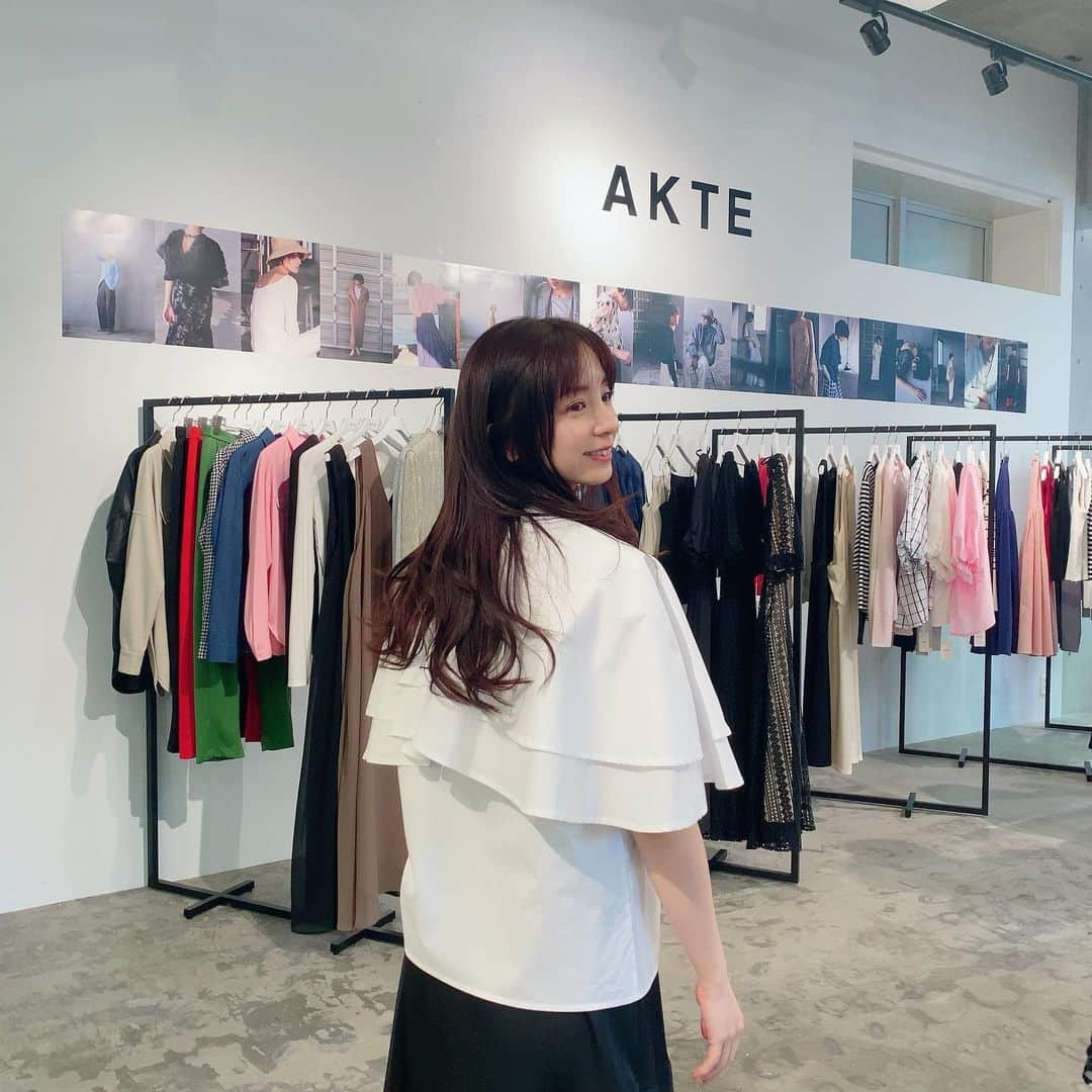 入来茉里さんのインスタグラム写真 - (入来茉里Instagram)「可愛かった〜 AKTE の2023 Spring Summer♡ @akte_official  今回も可愛い新作がたくさん 春が楽しみになりました このシャツは即決♡  #akte #fashion #ss #アクテ #春夏」12月10日 20時22分 - iriki.mari_official