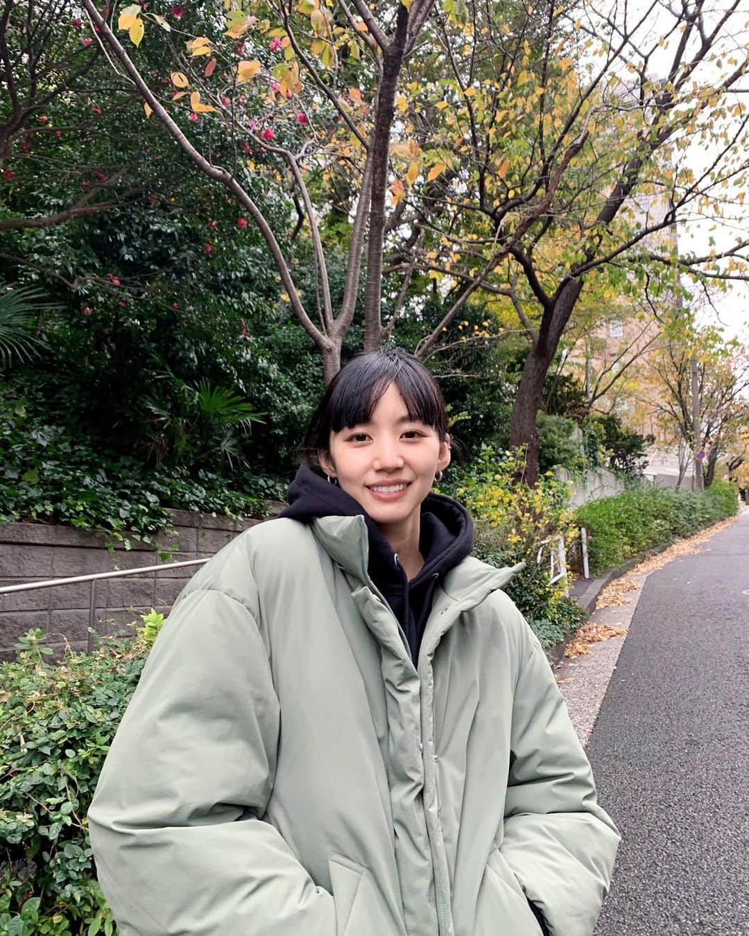 Shiho Sasakiさんのインスタグラム写真 - (Shiho SasakiInstagram)「今年のパッファージャケットのグリーンは特にお気に入り！ カジュアルすぎず、大人っぽく着れるセージグリーン💚🐸 モノトーン好きの方にもおすすめだよ🫰🏻  #MOUSSY #MOUSSYSNAP」12月10日 20時23分 - shihomurata0718