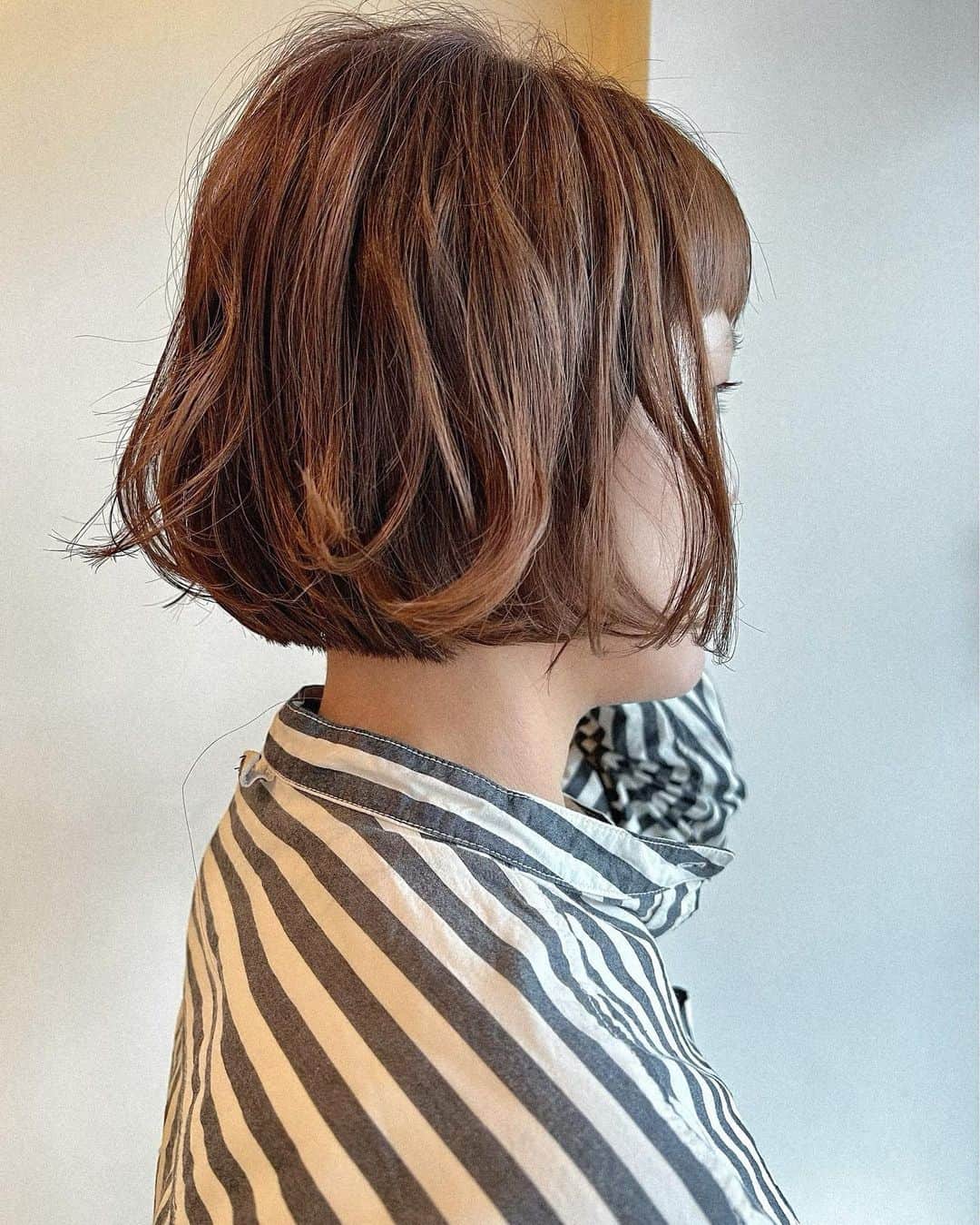 魚住理恵子さんのインスタグラム写真 - (魚住理恵子Instagram)「顎上ミニ。 . . リップラインのコンパクトボブに . . . 柔らかウェーブ仕上げ💁  年末までたくさんのお客様のご予約本当にありがとうございます🥹  #髪型 #前髪 #おん眉 #切りっぱなしボブ #ショートボブ #ショートヘア  #前下がりボブ  #外ハネ #ボブ #ボブアレンジ #ボブヘア  #ウェーブ巻き #内巻き #パーマ  #ヘアカタログララ #外ハネ #ミニボブ #lala__hair」12月10日 21時16分 - ciel6850