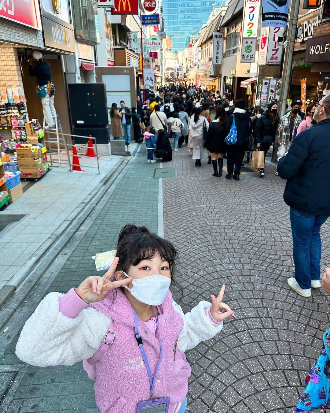 はねまりさんのインスタグラム写真 - (はねまりInstagram)「原宿に行ったら、やはりあの⭐️⭐️ベビタピ⭐️⭐️ 今日出勤してるのはまさかまりちゃんが最近ハマってる竹下パラダイスのだーごくんとしんぢくん🥳です。うれぴー✌️  @toyboy_daigo @gameboy_shindi   #原宿 #ベビタピ #はねまり #海外ファッション #海外子供服 #はねまり #ユーチューバー #ファッション #子供服 #小学生 #冬コーデ #hanemari #youtuber #fashion  #js #followｍe  #ootd  #リンクコーデ  #双子コーデ #韓国子供服 #js3 #js5 #今日のコーデ #通学コーデ #スクール #小学生コーデ #アースマジック」12月10日 21時20分 - hanemarisworld