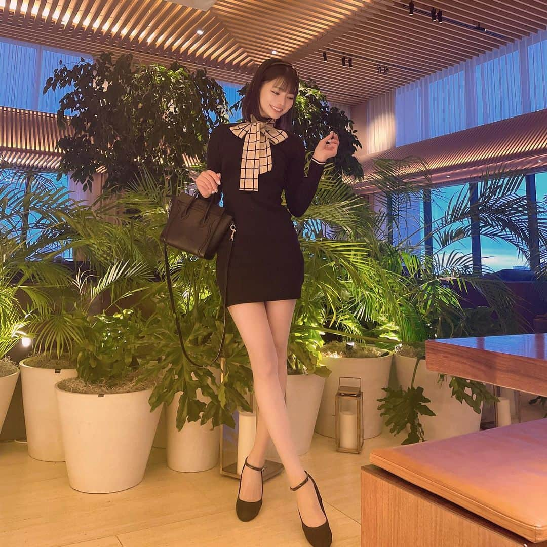 米倉みゆさんのインスタグラム写真 - (米倉みゆInstagram)「ワンピースかわいいお気に入り🤍 珍しく全身の写真📸 . 168~169cmくらいだけど 丈短くなくてちょうど良かった🥰 とても脚長く見える嬉しい！！！！ . 👗 @michellmacaron_official  . . . . . #michellmacaron #ミシェルマカロン #マカロンコーデ  #ミニワンピ #ニットワンピース #ミニスカート #ニットコーデ #ニット #リボン #ワンピース #クリスマスコーデ #クリスマス #クリスマスパーティー #パーティードレス #可愛い #かわいい #かわいい女の子 #可愛い女の子 #女子会コーデ #デートコーデ #デート服 #アフタヌーンティー #お洒落さんと繋がりたい #脚フェチ #美脚 #足 #カチューシャ #東京エディション虎ノ門 #lobbybar #ootd」12月10日 21時22分 - yone__miyu630