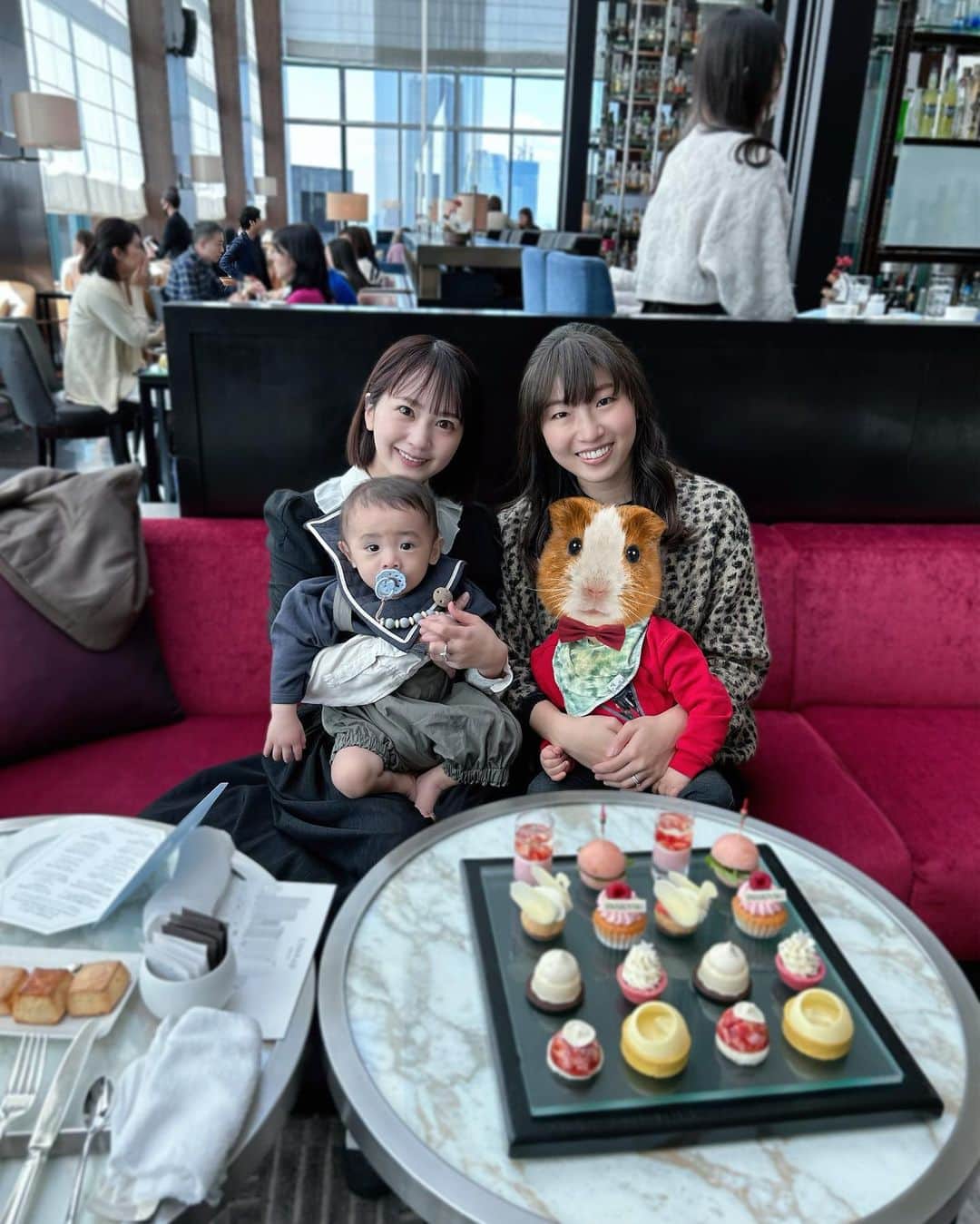 浜田翔子さんのインスタグラム写真 - (浜田翔子Instagram)「2ヶ月ぶりのアフタヌーンティー🫖 ずっと気になってたコンラッド✨ スワロフスキーとコラボでした🦢  １つ１つ美味しくて🥺 これも美味しい✨って感動しながら味わえました‼︎ ２時間いい子にベビーカーに座ってくれてたし、お友達の赤ちゃんは 寝てたので ママ達の癒し時間となりました‼︎  生後11ヶ月になり 中々アフタヌーンティーも難しくなってきたので もっと行っておけば良かったね‼︎ と話してました。笑  これからはおうちでヌン活かな😂🫖  #afternoontea」12月10日 22時36分 - shoko_hamada