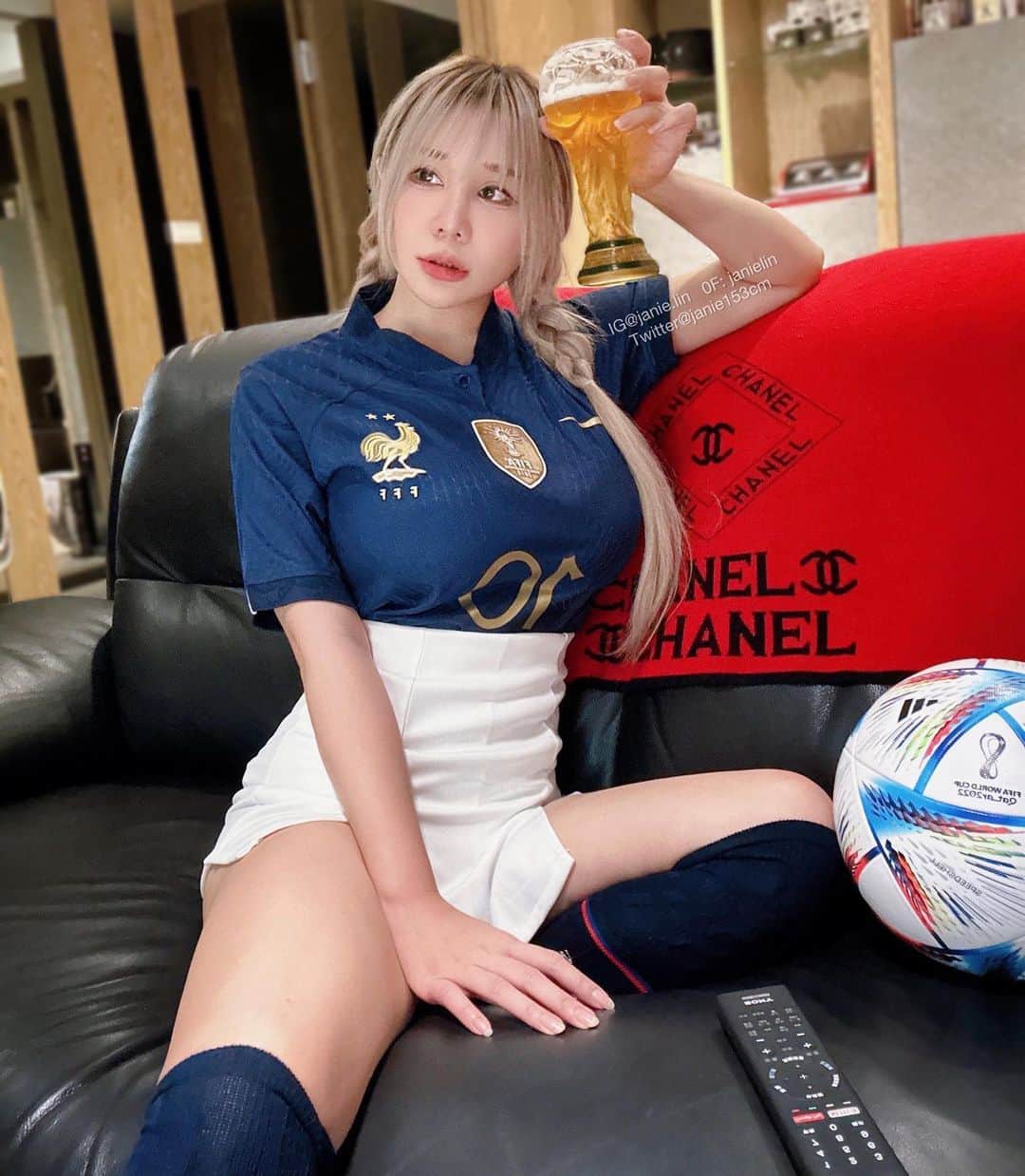 泥泥林さんのインスタグラム写真 - (泥泥林Instagram)「這件能不能穿到冠軍賽🥺🇫🇷🙏🏆 #France vs #England the next!! Which?🤩  I wish I could wear this #jersey until Final‎|•'-'•)وﾅｲｽ！ Do anyone notice that I hold the World Cup beer mug, hehe🙈🙈🙈  #FIFA #2022 #WorldCup  I’m watching #Portugal vs #Morocco now.」12月11日 1時43分 - janie.lin