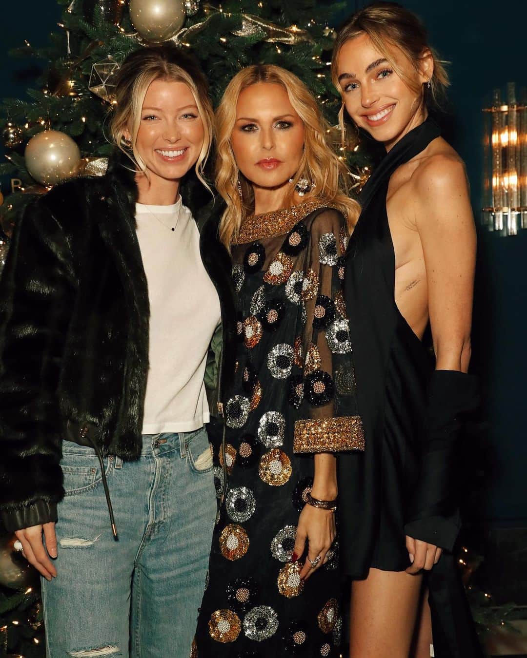 Elizabeth Turnerさんのインスタグラム写真 - (Elizabeth TurnerInstagram)「best night with my Christmas angels 🤍🎄feeling extra grateful for @rachelzoe & the incredible women she brings together through @curateur + @kaseycrook 🤍 these ladies are not only absolute bosses but also kind, welcoming, and always willing to impart their wisdom! Love y'all 🥰🤍✨」12月11日 3時30分 - elizabethcturner
