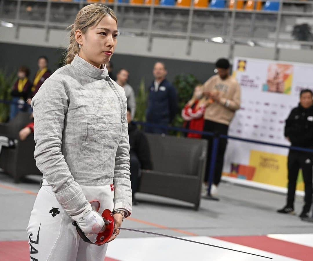 江村美咲さんのインスタグラム写真 - (江村美咲Instagram)「フランスGP大会🇫🇷 結果:個人戦6位 ⁡ 今年最後の試合はあと一歩のところでメダルに届かず終了してしまいました。 とても悔しいですが、反省点を日本に持ち帰って1月の試合に向けてもっと良い準備をしていきたいです。 ⁡ この1年間は本当に濃く、良い事も悪い事も含めてたくさんの経験をした年になりました。 今回の結果でこんなに悔しいと思えるのは自分が成長している証でもあると思います。 まだまだ成長してもっと強くなりたいです!!!!!! ⁡ 今年もたくさんの応援、サポート本当にありがとうございました🙏🏻🇯🇵🔥 ⁡ 📷/ @augusto280766  ⁡ ⁡ 個人スポンサー▽ #立飛ホールディングス #エアウォーター #オリエンタル酵母工業 #明治安田生命 #日の丸交通 #eurekadiamondsjapan ⁡ 協会スポンサー▽ #JAL #NISSAN #SLcreations #キンライサー #KOWA #やまや #長谷工グループ #トレンドマイクロ #三洋紙業  #impal #GTEC #協和発酵バイオ  #プロパティーエージェント #共同カイテック #うなぎ四代目菊川 ⁡ #フェンシング#𝖿𝖾𝗇𝖼𝗂𝗇𝗀#アスリート#𝖺𝗍𝗁𝗅𝖾𝗍𝖾#スポーツ#𝗌𝗉𝗈𝗋𝗍𝗌」12月11日 4時34分 - emura_misaki