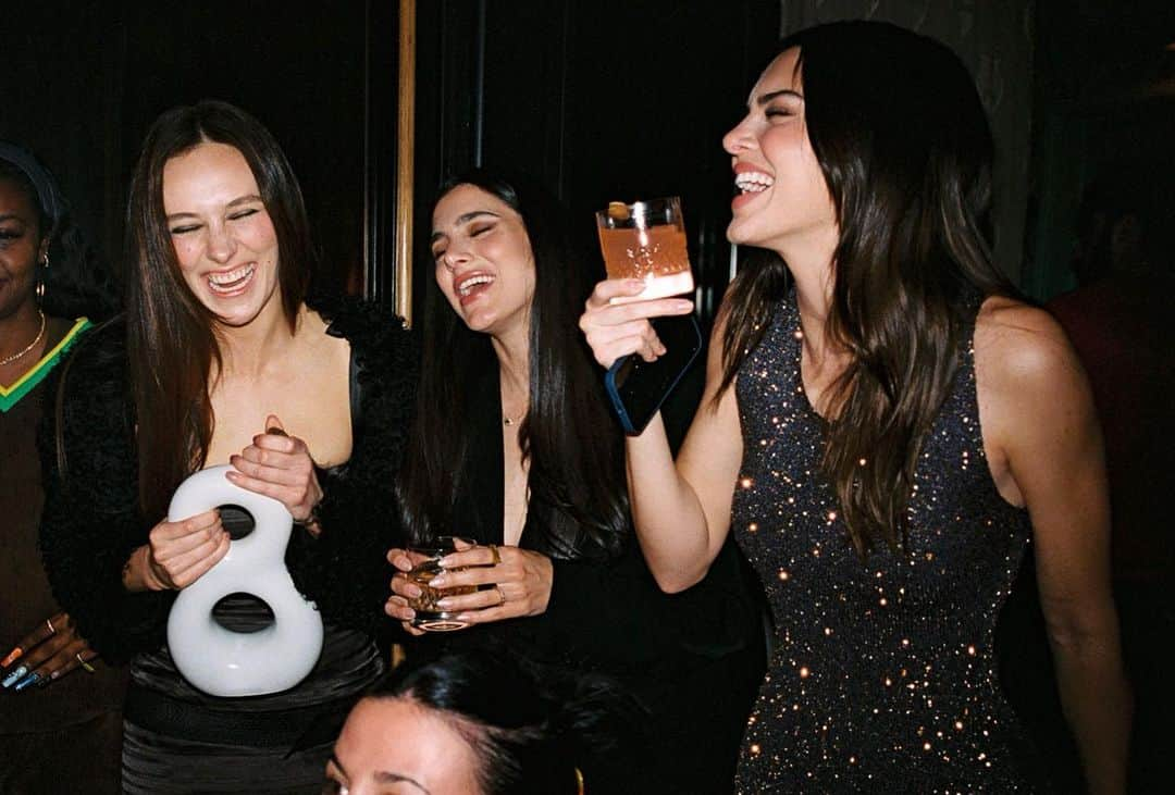 ケンダル・ジェンナーさんのインスタグラム写真 - (ケンダル・ジェンナーInstagram)「happy nights with @drink818」12月11日 5時36分 - kendalljenner