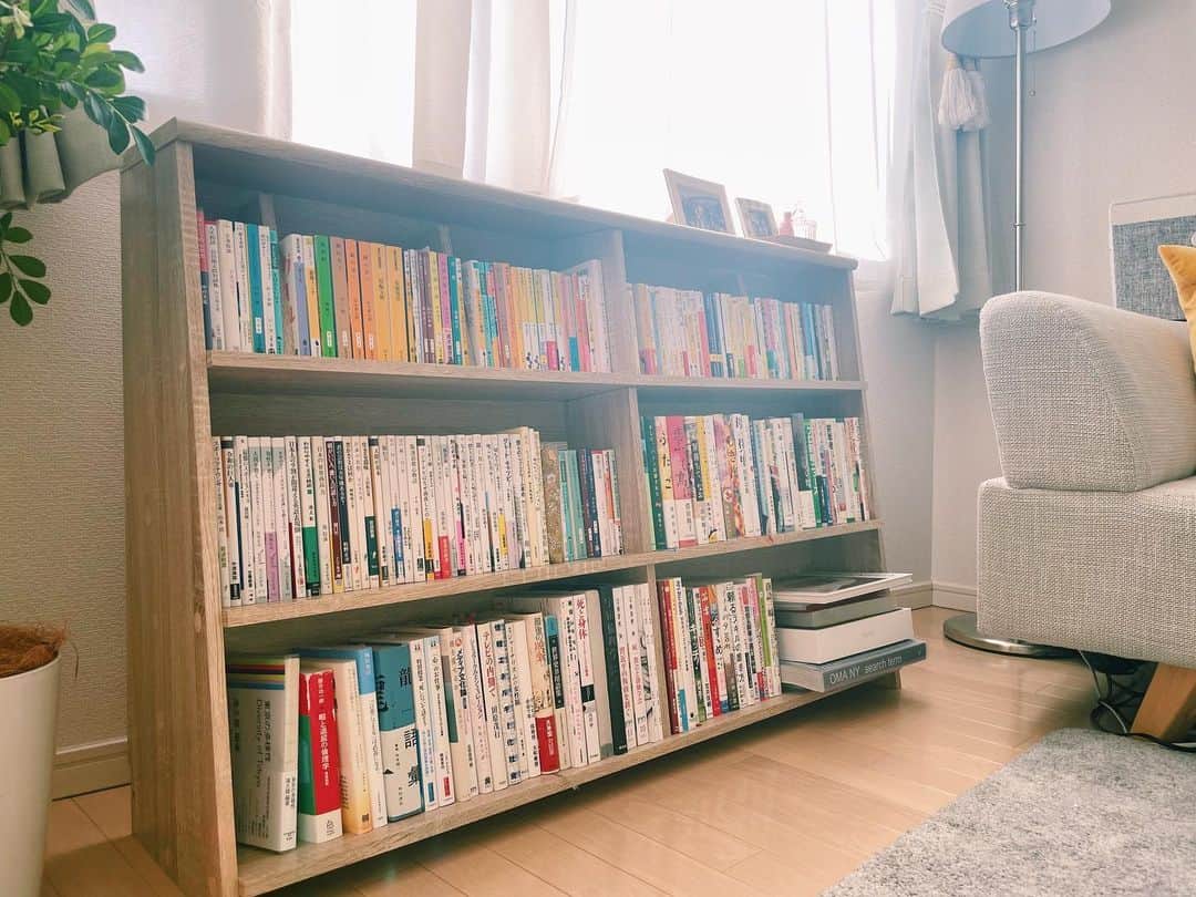 宮司愛海さんのインスタグラム写真 - (宮司愛海Instagram)「本が増えてきたので本棚を新調。 組み立てが大変すぎて 世界の全てが嫌になりかけたけど、 出来上がってみればその苦労など すっかりどこかに行ってしまった... 幸せ🥹  いずれ家を図書館みたいにしたい... という夢をひっそり持っています。  #本棚 #日曜大工 #土曜だったけどね」12月11日 10時07分 - manami_miyaji