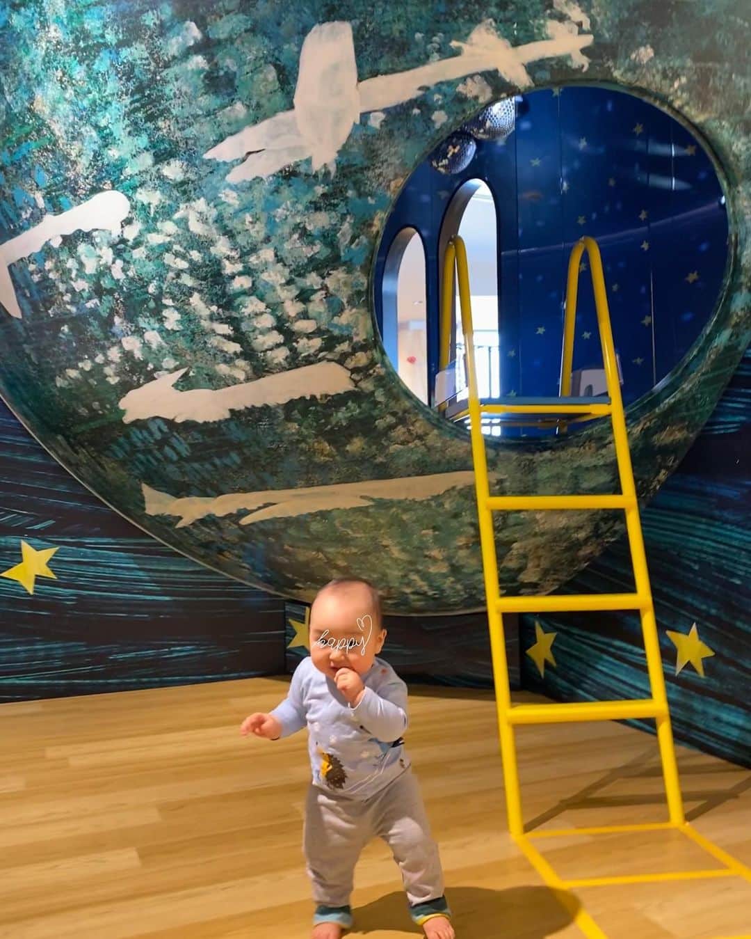 徳重杏奈さんのインスタグラム写真 - (徳重杏奈Instagram)「🐛 𝖯𝖫𝖠𝖸!𝖯𝖠𝖱𝖪 𝖤𝖱𝖨𝖢 𝖢𝖠𝖱𝖫𝖤 ⁡ エリックカールの絵本の世界観同様 鮮やかな色彩に溢れた空間でした。 ⁡ 𝟣𝟢ヶ月の赤ちゃんには 少し早いかなと思っていましたが まだそこまで動き回らないので のんびりと過ごしたり写真を撮ったり たっぷりと楽しめました✨ ⁡ プレイパーク内で出会った 赤ちゃん好きの𝟦歳のお兄ちゃんが 「赤ちゃんは滑り台しないの？」 「赤ちゃんは登らないの？」 と誘ってくれ ⁡ アスレチックはさすがにまだかな… と躊躇していたわたしに 「赤ちゃんだけ抱っこで先に上にあげて ママが後からすぐ登ればいいんだよ！」 と挑戦するキッカケをくれました🫶 ⁡ お腹いっぱいになるくらいあおむしに会いましたが また行きたいです。 ⁡ ⁡ ⁡ 𝖯𝖫𝖠𝖸!𝖯𝖠𝖱𝖪 𝖤𝖱𝖨𝖢 𝖢𝖠𝖱𝖫𝖤 ⁡ 東京都世田谷区玉川 𝟤-𝟤𝟣-𝟣 二子玉川ライズ・ショッピングセンター タウンフロント 𝟪𝖥 ⁡ 予約制 ＜𝟣部＞受付開始𝟣𝟢:𝟢𝟢　終了時間𝟣𝟤:𝟥𝟢 ＜𝟤部＞受付開始𝟣𝟥:𝟢𝟢　終了時間𝟣𝟧:𝟥𝟢 ＜𝟥部＞受付開始𝟣𝟨:𝟢𝟢　終了時間𝟤𝟢:𝟢𝟢 ⁡ 初回来園時 (タンブラー付き)：2,500円(税込）/ 1人 1歳未満は無料です🦋 ⁡ ⁡ ⁡ #エリックカール #𝖾𝗋𝗂𝖼𝖼𝖺𝗋𝗅𝖾 #はらぺこあおむし #パパお月さまとって #赤ちゃんのいる暮らし #絵本」12月11日 11時37分 - anna.tokushige
