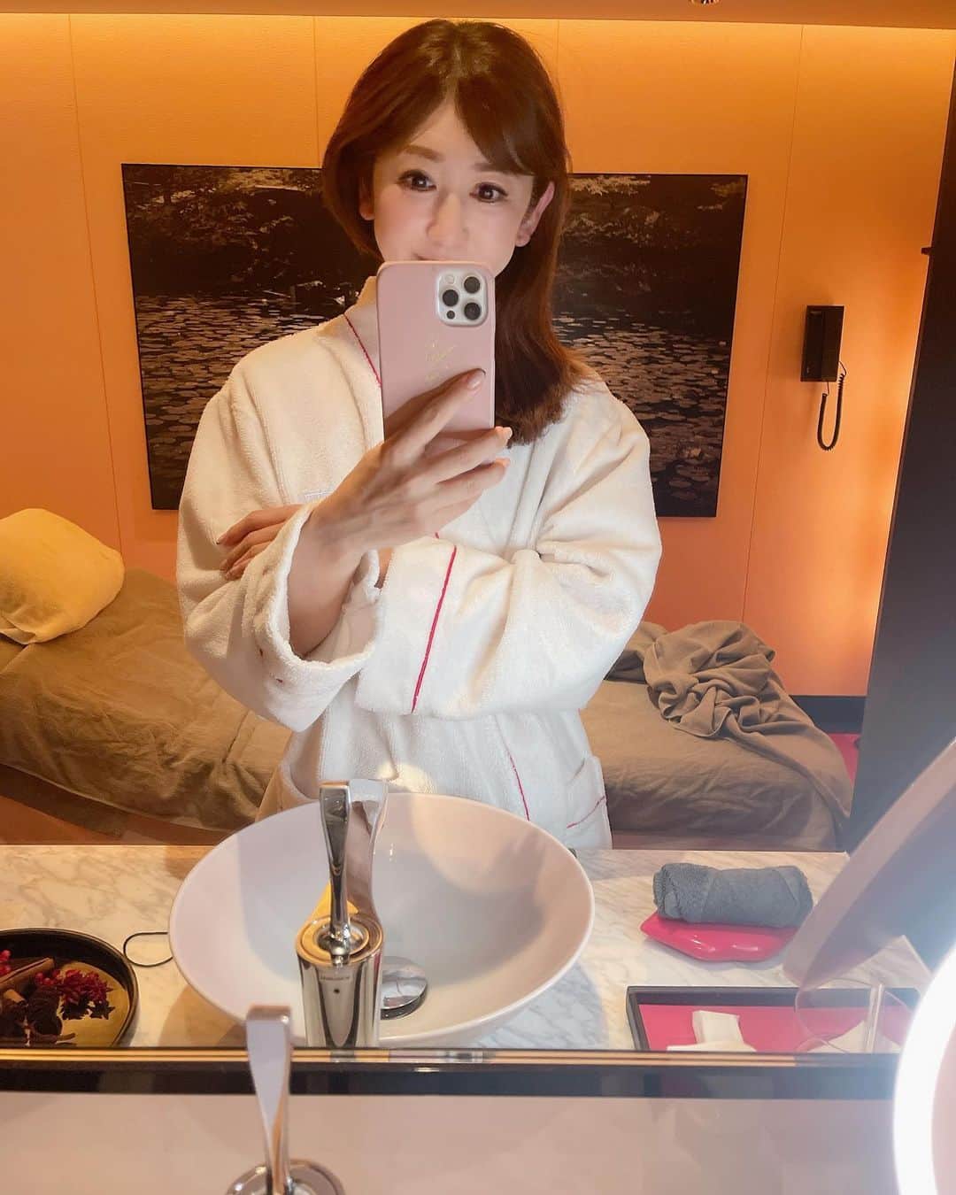 和泉佳子さんのインスタグラム写真 - (和泉佳子Instagram)「フォションホテル京都での楽しみのひとつは、ホテル内にあるフォションスパでのトリートメントでした😊  モダンなインテリア✨  トリートメントルームもゆったり、プライベート感が守られていて、心安らぐ空間💕  施術して下さるスタッフの方も、パリで長いサロン経験を積んだゴッドハンドのセラピストの方で、観光で歩き疲れた体を、丁寧に、しっかり癒して下さいました🙏💕  また、スパでのトリートメントで使用されていたフォションオリジナルのボディオイルも上質で、すっかり気に入り、私は自分へのお土産としていただいて帰ることに😉✨  ゆったり、リラックスしたひとときを味わって、心も、身体も、癒されました🥰  @fauchon_lhotel_kyoto   #和泉佳子　#京都旅　#京都　#フォションホテル京都　#スモールラグジュアリーホテル　#フォション #フォション京都 #京都グルメ #京都ホテル#ラグジュアリーホテル  #スパ　 #fauchonhotelkyoto  #gourmethotel #fauchonlhotelparis  #fauchon #fauchonmeetskyoto　#fauchon_lhotel_paris #kyotohotel #gourmethotel #luxuryhotel」12月11日 12時41分 - yoshiko_izumi