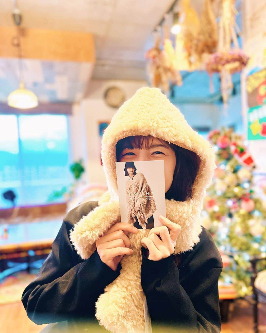 スザンヌさんのインスタグラム写真 - (スザンヌInstagram)「@xmas_kumamoto へ🎄 @kumamoto.shiki のakariちゃんの弾き語りを聴きに（すっかり親子で虜♡）  チキン🍗もパスタ🍝🧀もロングポテト🍟もお酒🍾も美味しかったし 楽しかったなぁ  モコモコマフラー帽は @orient_millinery の🧣 あったかぁ⛄️」12月11日 12時48分 - suzanneeee1028