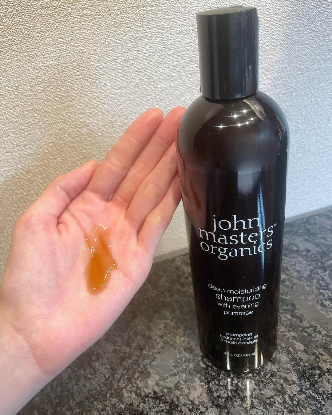 小澤美里さんのインスタグラム写真 - (小澤美里Instagram)「John masters organics💕 今年のホリデー限定ギフトボックスはこちら！！！🫶🏻 心浮き立つような6つのカラーがテーマになってて、 最果タヒさんがそれぞれのカラーをモチーフに書き下ろした詩を添えられている特別なギフトボックスなのよ🐰🎁🤍  泡立ちも良くて洗い上がりなめらかなシャンプーと しっとりまとまりの良い仕上げのコンディショナー、 ホリデーを彩るポップなカラーのスキャンプシェイクブラシミニがセットになっていて、 プレゼントに貰ったら最高だよね！！な、やつ。。🥹🌈  定番のシャンプーコンディショナーは ローズ、ラベンダーで、、言わずとも最高な香り〜💕  ボトルは3ヶ月分だからたーっぷり入ってるよ🧖‍♀️🧴  大切な人に何をあげようか迷っている方、、 ホリデー期間限定で店舗にてAR体験も出来るみたいなので一度試してみてもいいかも！👩🏻‍🦰✨  #johnmastersorganics #ジョンマスターオーガニック #ジョンマスタークリスマスコフレ2022」12月11日 13時00分 - misatooozamisa