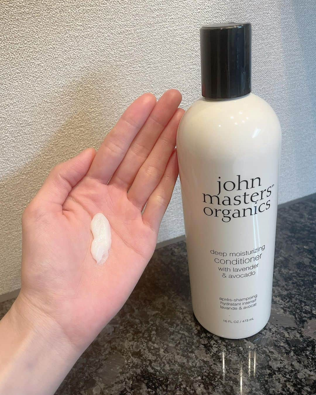 小澤美里さんのインスタグラム写真 - (小澤美里Instagram)「John masters organics💕 今年のホリデー限定ギフトボックスはこちら！！！🫶🏻 心浮き立つような6つのカラーがテーマになってて、 最果タヒさんがそれぞれのカラーをモチーフに書き下ろした詩を添えられている特別なギフトボックスなのよ🐰🎁🤍  泡立ちも良くて洗い上がりなめらかなシャンプーと しっとりまとまりの良い仕上げのコンディショナー、 ホリデーを彩るポップなカラーのスキャンプシェイクブラシミニがセットになっていて、 プレゼントに貰ったら最高だよね！！な、やつ。。🥹🌈  定番のシャンプーコンディショナーは ローズ、ラベンダーで、、言わずとも最高な香り〜💕  ボトルは3ヶ月分だからたーっぷり入ってるよ🧖‍♀️🧴  大切な人に何をあげようか迷っている方、、 ホリデー期間限定で店舗にてAR体験も出来るみたいなので一度試してみてもいいかも！👩🏻‍🦰✨  #johnmastersorganics #ジョンマスターオーガニック #ジョンマスタークリスマスコフレ2022」12月11日 13時00分 - misatooozamisa