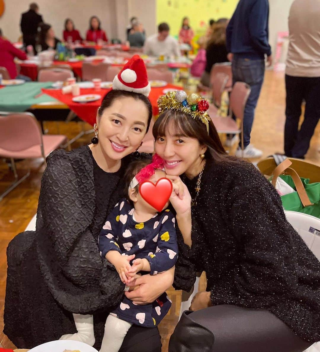 小川ひとみさんのインスタグラム写真 - (小川ひとみInstagram)「Santa came!!🎅🎄🎁 昨日はclubのChristmas partyへ❤️ 両親とのりちゃんfamilyと☺️ サンタさんからプレゼントをもらえるのを とっても楽しみにしていた子供達！ 息子は昨年はケロッとしていたのに 今年は何故か緊張気味でした✨ 甥はもう四年生になり いつまでこうやってFamilyでの 行事を楽しみにしてくれるだろうかと 大切な節目を迎える度に 私は指折り数えています😭 今はまだまだ最高に可愛いので 後5年は…一緒に過ごして欲しい🙏 来年のクリスマスはここにプラス2人🎄 なんだか感慨深いです✨ Christmas partyはまだまだ続きます 来週も子供達が喜ぶhome party! バタバタしないように 今日も朝から予約する事など 念入りにcheck✔️✔️✔️ #family #christmasparty」12月11日 13時04分 - hitomy220