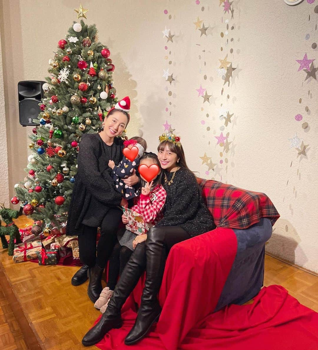 小川ひとみさんのインスタグラム写真 - (小川ひとみInstagram)「Santa came!!🎅🎄🎁 昨日はclubのChristmas partyへ❤️ 両親とのりちゃんfamilyと☺️ サンタさんからプレゼントをもらえるのを とっても楽しみにしていた子供達！ 息子は昨年はケロッとしていたのに 今年は何故か緊張気味でした✨ 甥はもう四年生になり いつまでこうやってFamilyでの 行事を楽しみにしてくれるだろうかと 大切な節目を迎える度に 私は指折り数えています😭 今はまだまだ最高に可愛いので 後5年は…一緒に過ごして欲しい🙏 来年のクリスマスはここにプラス2人🎄 なんだか感慨深いです✨ Christmas partyはまだまだ続きます 来週も子供達が喜ぶhome party! バタバタしないように 今日も朝から予約する事など 念入りにcheck✔️✔️✔️ #family #christmasparty」12月11日 13時04分 - hitomy220