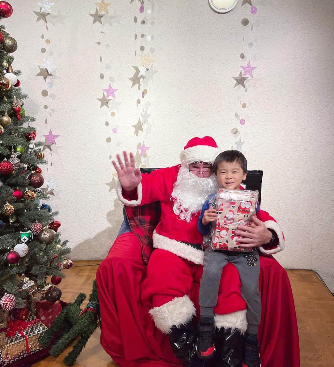 小川ひとみさんのインスタグラム写真 - (小川ひとみInstagram)「Santa came!!🎅🎄🎁 昨日はclubのChristmas partyへ❤️ 両親とのりちゃんfamilyと☺️ サンタさんからプレゼントをもらえるのを とっても楽しみにしていた子供達！ 息子は昨年はケロッとしていたのに 今年は何故か緊張気味でした✨ 甥はもう四年生になり いつまでこうやってFamilyでの 行事を楽しみにしてくれるだろうかと 大切な節目を迎える度に 私は指折り数えています😭 今はまだまだ最高に可愛いので 後5年は…一緒に過ごして欲しい🙏 来年のクリスマスはここにプラス2人🎄 なんだか感慨深いです✨ Christmas partyはまだまだ続きます 来週も子供達が喜ぶhome party! バタバタしないように 今日も朝から予約する事など 念入りにcheck✔️✔️✔️ #family #christmasparty」12月11日 13時04分 - hitomy220