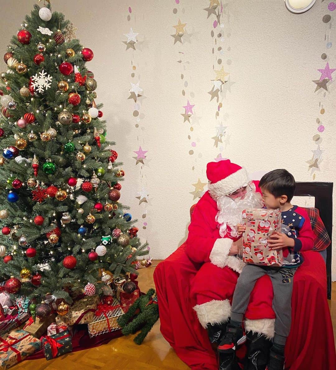 小川ひとみさんのインスタグラム写真 - (小川ひとみInstagram)「Santa came!!🎅🎄🎁 昨日はclubのChristmas partyへ❤️ 両親とのりちゃんfamilyと☺️ サンタさんからプレゼントをもらえるのを とっても楽しみにしていた子供達！ 息子は昨年はケロッとしていたのに 今年は何故か緊張気味でした✨ 甥はもう四年生になり いつまでこうやってFamilyでの 行事を楽しみにしてくれるだろうかと 大切な節目を迎える度に 私は指折り数えています😭 今はまだまだ最高に可愛いので 後5年は…一緒に過ごして欲しい🙏 来年のクリスマスはここにプラス2人🎄 なんだか感慨深いです✨ Christmas partyはまだまだ続きます 来週も子供達が喜ぶhome party! バタバタしないように 今日も朝から予約する事など 念入りにcheck✔️✔️✔️ #family #christmasparty」12月11日 13時04分 - hitomy220