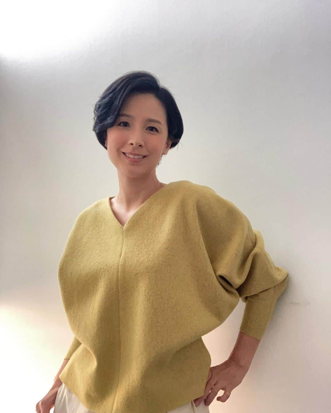 野村真季さんのインスタグラム写真 - (野村真季Instagram)「ANNニュース #着用衣装   1〜4枚目 12/6 午後ニュース トップスの粒々は金色、スカートはシンプルな黒かと思いきや後ろの金色のボタンがアクセントに。（2枚目）  12/7 午後ニュース ライムイエローのトップス、この色合いは優しい気持ちになりますね。西洋菩提樹の色とも。  #テレビ朝日 #アナウンサー #アナウンサー衣装 #ootd  #スカート #dollysean  #トップス #dollysean  #スカートふわり #macouleur  #40代コーデ #40代ファッション #50代ファッション #大人コーデ #大人ファッション  #野村真季」12月11日 13時54分 - masaki__nomura