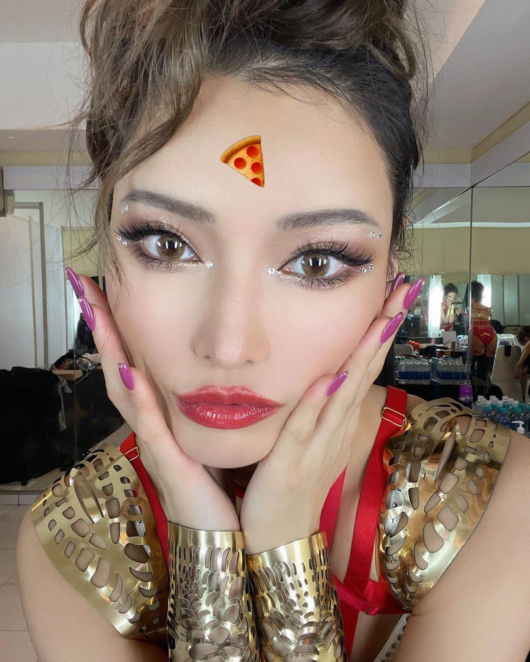 MIKAさんのインスタグラム写真 - (MIKAInstagram)「Special pizza delivery for you😘 (Sorry I ate 2 slices)  I loooove festival pizza lol Cheesy pepperoni❤️❤️❤️  オールアップ後にいただくあたたかいピザが美味しすぎてハマりすぎて毎日食べている🍕笑  みんなお昼ご飯何食べたの？😋💭 ⠀ ⠀ #pizzaparty」12月11日 15時02分 - cjd_mika