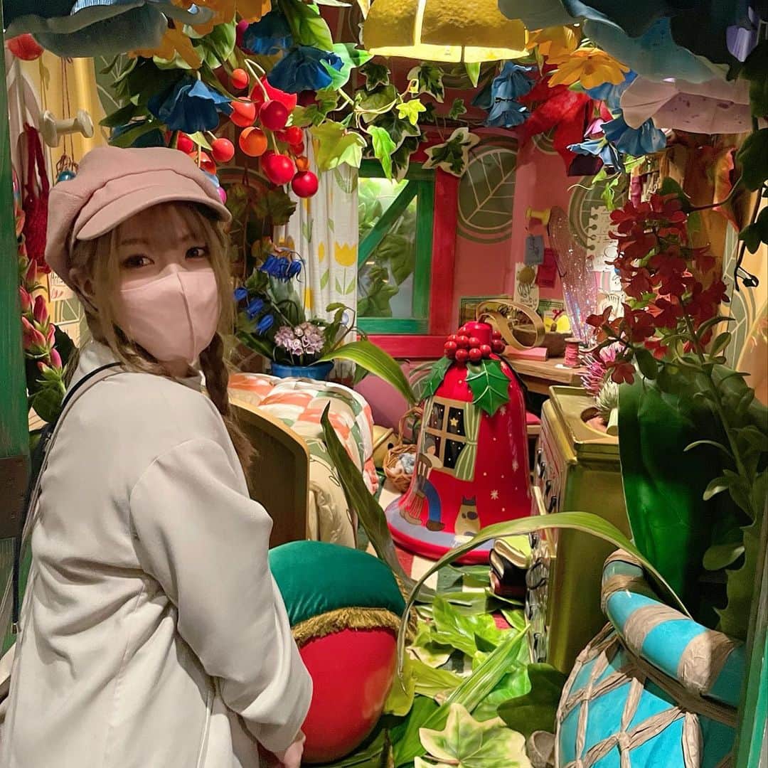 上矢えり奈さんのインスタグラム写真 - (上矢えり奈Instagram)「＊-＊-＊-＊-＊-＊-＊-＊. . ジブリの大倉庫 『床下の家と小人の庭』 借りぐらしのアリエッティに なった気持ちで散策🚶‍♂️  葉にしたたる雫がリアルだったり、 小人になって瓶に入ったり、 あの角砂糖と置き手紙もあったり！！  リアルなアリエッティのおうちもあって、 画面で見てた世界だ〜！って 感動した🥺🥺 . erina. . ＊-＊-＊-＊-＊-＊-＊-＊. . #ジブリパーク　#愛地球博記念公園　#ジブリの大倉庫　#床下の家　#小人の庭　#借りぐらしのアリエッティ　#上矢えり奈」12月11日 15時14分 - k.erinyann