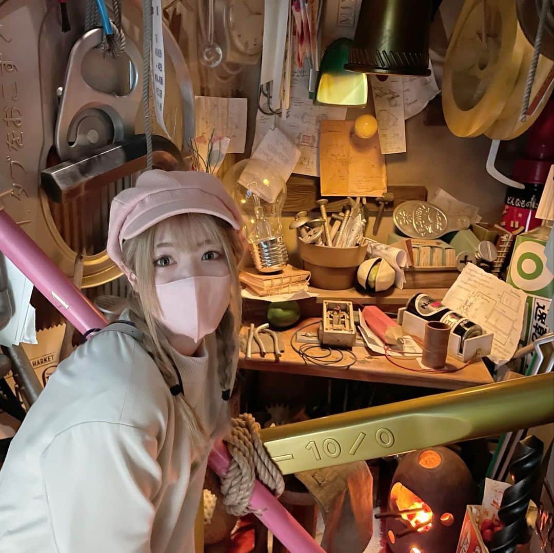 上矢えり奈さんのインスタグラム写真 - (上矢えり奈Instagram)「＊-＊-＊-＊-＊-＊-＊-＊. . ジブリの大倉庫 『床下の家と小人の庭』 借りぐらしのアリエッティに なった気持ちで散策🚶‍♂️  葉にしたたる雫がリアルだったり、 小人になって瓶に入ったり、 あの角砂糖と置き手紙もあったり！！  リアルなアリエッティのおうちもあって、 画面で見てた世界だ〜！って 感動した🥺🥺 . erina. . ＊-＊-＊-＊-＊-＊-＊-＊. . #ジブリパーク　#愛地球博記念公園　#ジブリの大倉庫　#床下の家　#小人の庭　#借りぐらしのアリエッティ　#上矢えり奈」12月11日 15時14分 - k.erinyann
