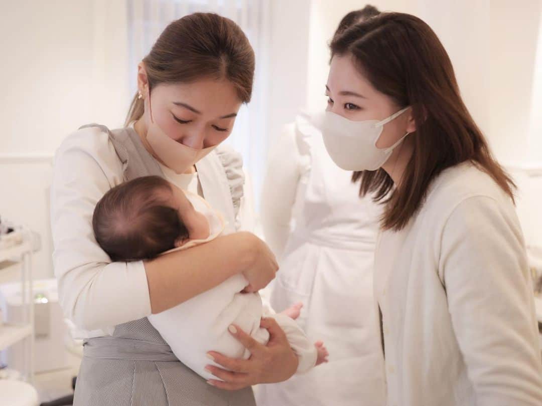 石井美保さんのインスタグラム写真 - (石井美保Instagram)「産休中の日野マネージャーが赤ちゃんを連れてサロンに遊びに来てくれました。 皆と会えて、サロンの空気を吸って、日野さんが担当させて頂いていたお客様にもお会いすることができて、日野さん本当に嬉しそうだった。お仕事復帰はもう少し先になりますが、皆さん待っていて下さいね。」12月11日 16時01分 - miho_ishii