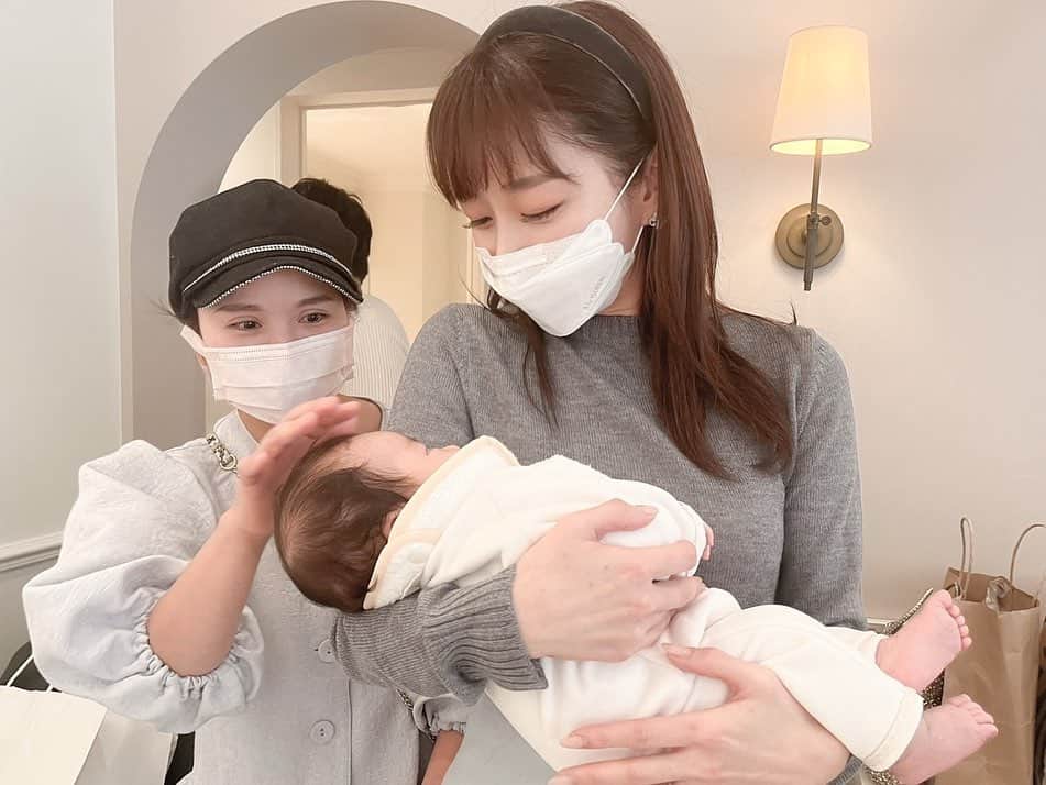 石井美保さんのインスタグラム写真 - (石井美保Instagram)「産休中の日野マネージャーが赤ちゃんを連れてサロンに遊びに来てくれました。 皆と会えて、サロンの空気を吸って、日野さんが担当させて頂いていたお客様にもお会いすることができて、日野さん本当に嬉しそうだった。お仕事復帰はもう少し先になりますが、皆さん待っていて下さいね。」12月11日 16時01分 - miho_ishii