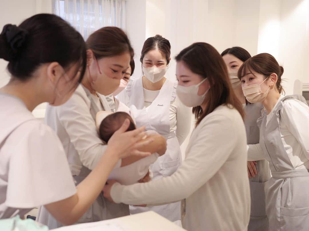 石井美保さんのインスタグラム写真 - (石井美保Instagram)「産休中の日野マネージャーが赤ちゃんを連れてサロンに遊びに来てくれました。 皆と会えて、サロンの空気を吸って、日野さんが担当させて頂いていたお客様にもお会いすることができて、日野さん本当に嬉しそうだった。お仕事復帰はもう少し先になりますが、皆さん待っていて下さいね。」12月11日 16時01分 - miho_ishii
