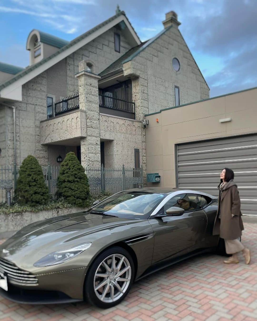 坂村かおるさんのインスタグラム写真 - (坂村かおるInstagram)「久しぶりにドライブ🚙 ・ アーデングリーンに合わせて、私もカーキのジレとハーフコートのコーデ‼︎ ・ 今日もご機嫌に走ってくれました☺️ ・ ・  いつも「いいね！」を頂きありがとうございます。 皆さんのコメントに元気を貰っています😊  #クィーンオブ美魔女 #team美魔女 #美ST #坂村かおる #トータルビューティーアドバイザー #美しく老いる #バランス #美容 #コスメ #ファッション #今日のコーデ #トータルバランス #お洒落な人と繋がりたい #コスメ好きな人と繋がりたい #美意識高い人と繋がりたい #美魔女 #美魔女が変わる #アップデートしてる人と繋がりたい #自分らしくアップデート #ドライブ #カーキコーデ」12月11日 18時33分 - kaoru.sakamura