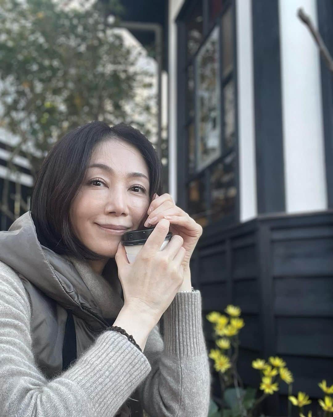 坂村かおるさんのインスタグラム写真 - (坂村かおるInstagram)「久しぶりにドライブ🚙 ・ アーデングリーンに合わせて、私もカーキのジレとハーフコートのコーデ‼︎ ・ 今日もご機嫌に走ってくれました☺️ ・ ・  いつも「いいね！」を頂きありがとうございます。 皆さんのコメントに元気を貰っています😊  #クィーンオブ美魔女 #team美魔女 #美ST #坂村かおる #トータルビューティーアドバイザー #美しく老いる #バランス #美容 #コスメ #ファッション #今日のコーデ #トータルバランス #お洒落な人と繋がりたい #コスメ好きな人と繋がりたい #美意識高い人と繋がりたい #美魔女 #美魔女が変わる #アップデートしてる人と繋がりたい #自分らしくアップデート #ドライブ #カーキコーデ」12月11日 18時33分 - kaoru.sakamura