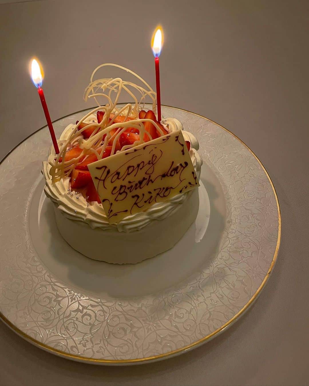新井貴子さんのインスタグラム写真 - (新井貴子Instagram)「🎂  夫よ、ありがとう🌹  Thank you all for the birthday wishes!  #今年もケーキはホールで (夫がケーキを食べないため。)」12月11日 19時31分 - kikoarai