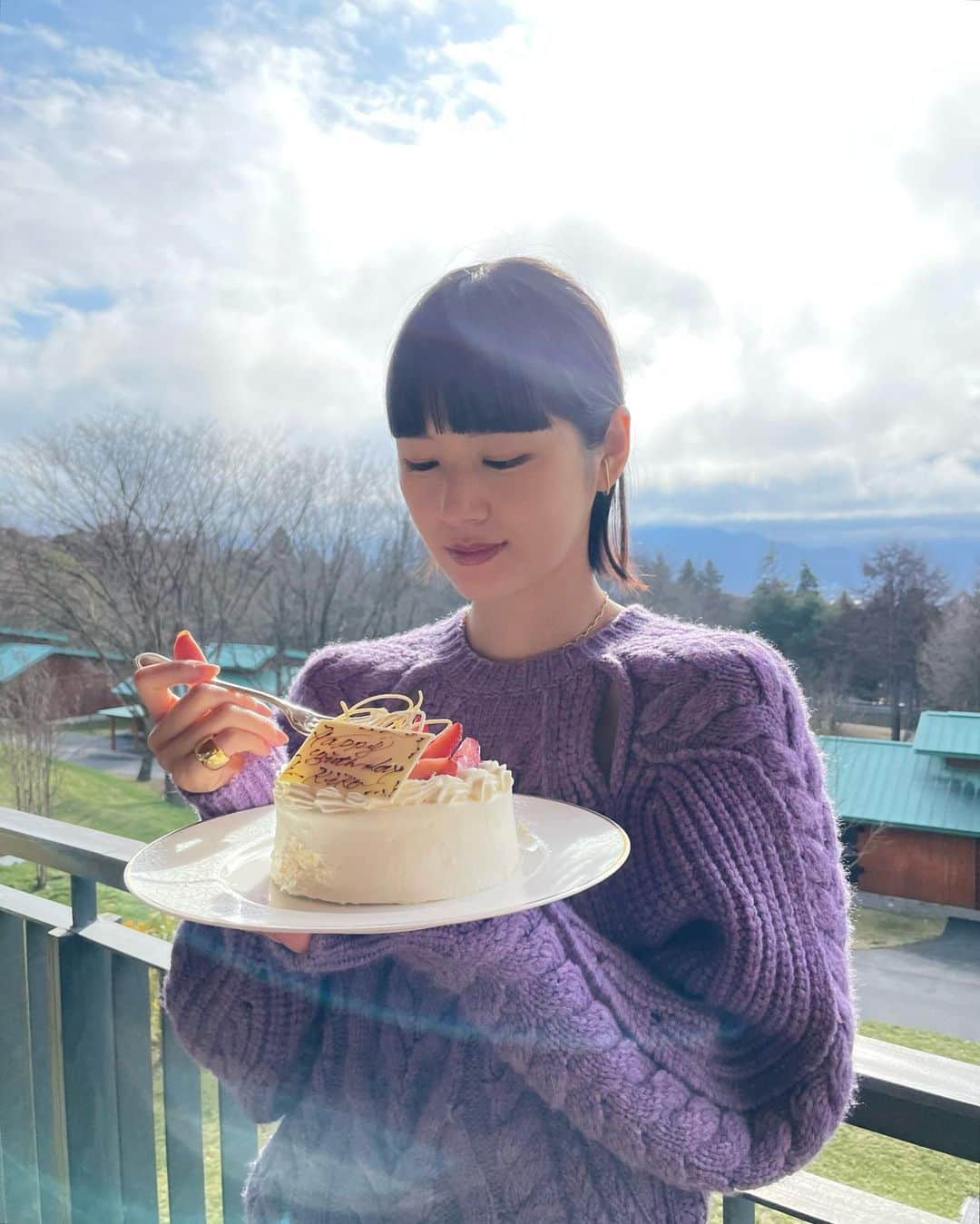 新井貴子さんのインスタグラム写真 - (新井貴子Instagram)「🎂  夫よ、ありがとう🌹  Thank you all for the birthday wishes!  #今年もケーキはホールで (夫がケーキを食べないため。)」12月11日 19時31分 - kikoarai