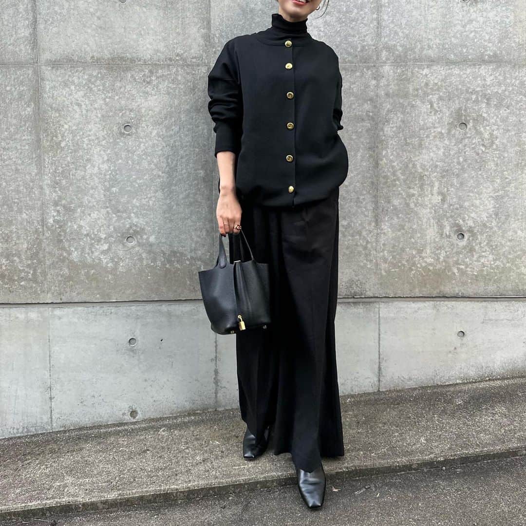 春名亜美さんのインスタグラム写真 - (春名亜美Instagram)「久しぶりの真っ黒コーデ🖤  ワールドカップも見たいし、ついに #初恋 も見始めてしまって、息子達寝かしつけた後が忙しいのなんのって。  #ニットカーデ @bonjoursagan  #タートルネック @newans.official  #pants @plst_official  #bag @hermes  #shoes @dhyanadot  ・ ・ ・ #bonjoursagan #hermes #hermespicotin #plst #newans #dhyanadot」12月11日 19時52分 - amiharunaami