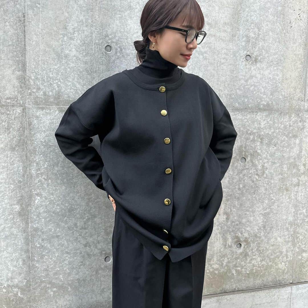 春名亜美さんのインスタグラム写真 - (春名亜美Instagram)「久しぶりの真っ黒コーデ🖤  ワールドカップも見たいし、ついに #初恋 も見始めてしまって、息子達寝かしつけた後が忙しいのなんのって。  #ニットカーデ @bonjoursagan  #タートルネック @newans.official  #pants @plst_official  #bag @hermes  #shoes @dhyanadot  ・ ・ ・ #bonjoursagan #hermes #hermespicotin #plst #newans #dhyanadot」12月11日 19時52分 - amiharunaami