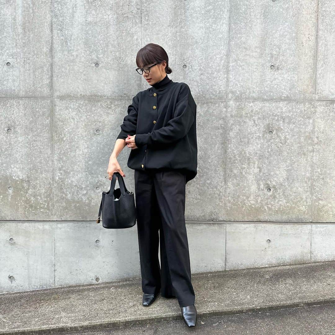 春名亜美さんのインスタグラム写真 - (春名亜美Instagram)「久しぶりの真っ黒コーデ🖤  ワールドカップも見たいし、ついに #初恋 も見始めてしまって、息子達寝かしつけた後が忙しいのなんのって。  #ニットカーデ @bonjoursagan  #タートルネック @newans.official  #pants @plst_official  #bag @hermes  #shoes @dhyanadot  ・ ・ ・ #bonjoursagan #hermes #hermespicotin #plst #newans #dhyanadot」12月11日 19時52分 - amiharunaami