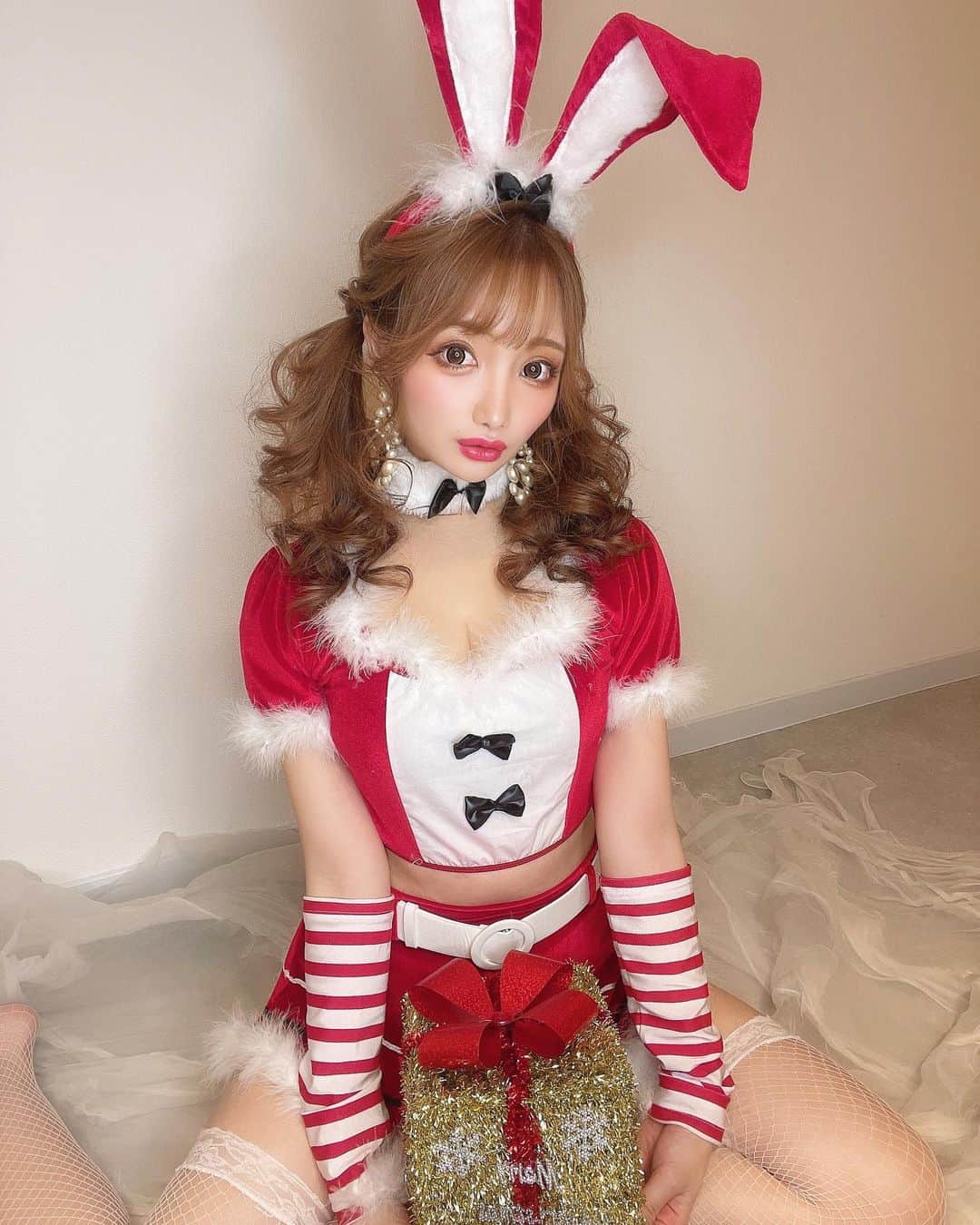まゆぴちゅーさんのインスタグラム写真 - (まゆぴちゅーInstagram)「バニーサンタ🎅🏻🐰❤️  このサンタコス珍しくて可愛くない？♡  @dress_tika さんのやつ❤︎！  バニーちゃんのサンタで 手元とか首元もかわいい🐰💕  これでお店のクリスマスイベント でようかなっ🎅🏻🎄♡♪  @dress_tika さんのコスプレは クオリティ高くて可愛いのたくさん だし、 届くのも速いからぜひチェックしてみて❤️  そしてこの可愛いヘアメイクは お決まりのホリージョ撮影で📸♡  @daisuke_5511 さんのヘアメイク ほんといつもかわいい☺️💕💕！  いつもありがとうございます🙈⭐️ . . . #tika #コスプレ #サンタコス #サンタコスプレ #サンタクロース #クリスマスネイル #バニーガール #バニーサンタ #コスプレ撮影 #ホリージョ撮影」12月11日 20時36分 - mayu_03pichu