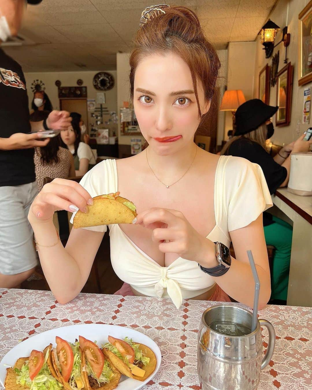 眞木美咲パメラさんのインスタグラム写真 - (眞木美咲パメラInstagram)「Popular tacos place in Okynawa🥹 I always wanted to come here We've waited almost 30min😂  ずっと食べたかったメキシコ行けて嬉しい🌮 ファナが連れてってくれた🫶🏻 サクサク食べやすくて美味しい  沖縄では普段着も水着 @peakpine_official   トルティーヤが余ってるから 今日はソフトタコス作ろうかな  #peakandpine #沖縄　#メキシコ」12月11日 20時42分 - pamypamypamy