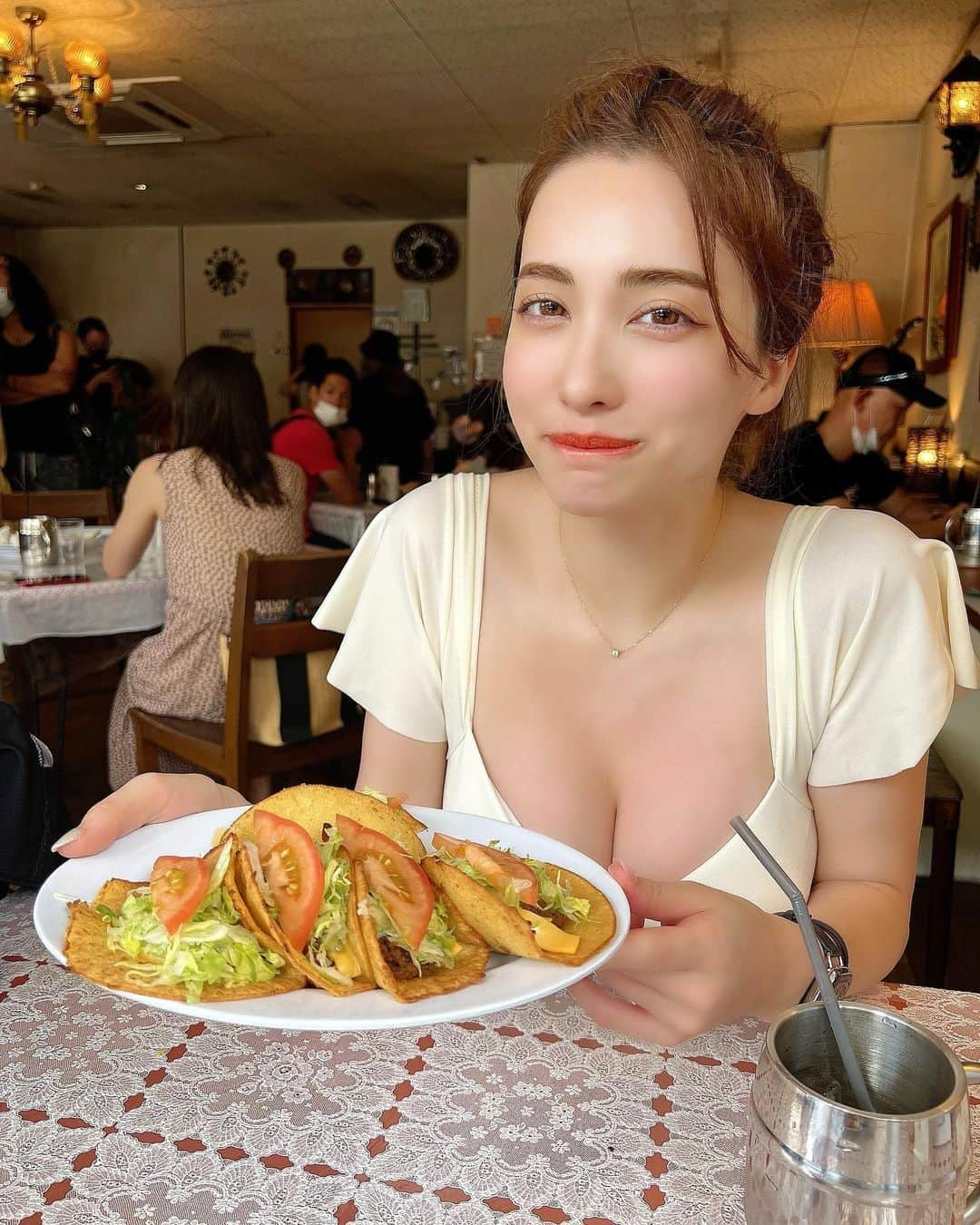 眞木美咲パメラさんのインスタグラム写真 - (眞木美咲パメラInstagram)「Popular tacos place in Okynawa🥹 I always wanted to come here We've waited almost 30min😂  ずっと食べたかったメキシコ行けて嬉しい🌮 ファナが連れてってくれた🫶🏻 サクサク食べやすくて美味しい  沖縄では普段着も水着 @peakpine_official   トルティーヤが余ってるから 今日はソフトタコス作ろうかな  #peakandpine #沖縄　#メキシコ」12月11日 20時42分 - pamypamypamy