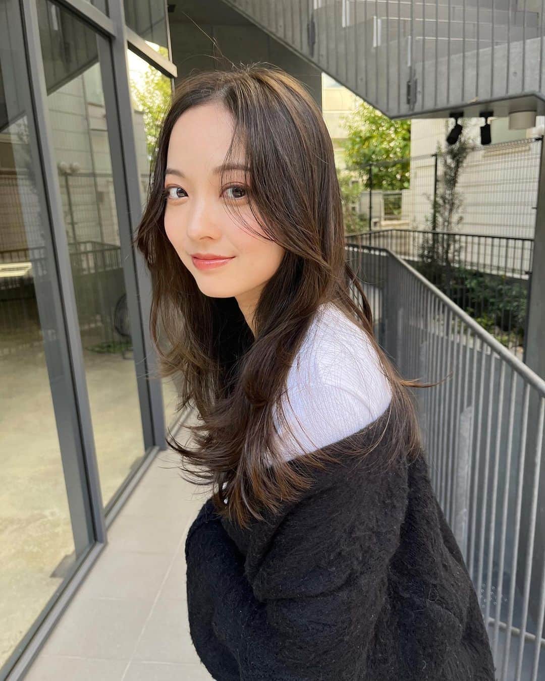 川瀬莉子さんのインスタグラム写真 - (川瀬莉子Instagram)「. 💇‍♀️🤍🤍 　 　 　 #hairstyles#haircolor#ヘアスタイル#ヘアメンテナンス」12月11日 20時49分 - kawase_riko_official