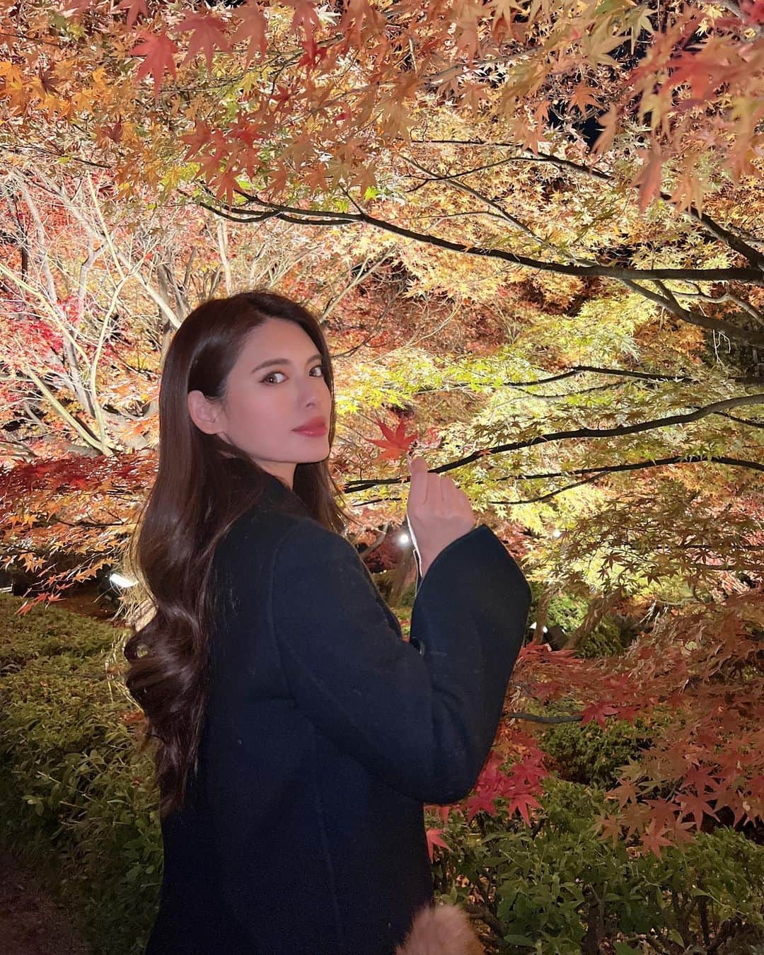 MINAMIさんのインスタグラム写真 - (MINAMIInstagram)「.  Kyoto Japan 👘  I went to see the autumn leaves light up, it's so beautiful 🤍  .  京都　東寺五重塔 今年最後の紅葉ライトアップ🍁 お団子に抹茶まで食べ納め🎑  .  寒かったけど綺麗だったな〜✨✨ 日本の素晴らしさ実感する🇯🇵😚  .  . . .  .  #instagood  #likeforlike #l4l  #フリーモデル #autumnoutfit #いいね  #国内旅行 #kyotojapan #日本の絶景 #japaneseculture #インスタ映え  #travel #旅行  #外国人風カラー #ハーフモデル  #海外旅行好きな人と繋がりたい #japanesegirl #京都観光  #京都 #紅葉ライトアップ #紅葉スポット #永観堂 #禅林寺 #東寺 #fendi #フェンディー #冬コーデ」12月11日 20時59分 - 373.mii