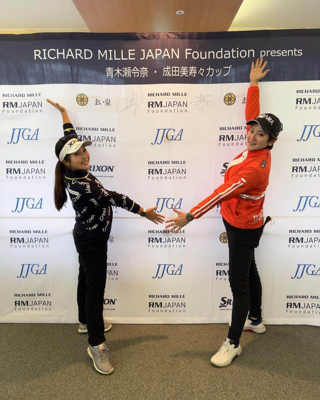 青木瀬令奈さんのインスタグラム写真 - (青木瀬令奈Instagram)「. JJGA RICHARAD MILLE JAPAN Foundation presents 青木瀬令奈　成田美寿々カップ 無事に終了致しました🥹🙇⛳️ #jjga  #ジュニア大会  #日本ジュニアゴルフ協会  ( @jjgaofficial ) . 「JJGAで青木瀬令奈カップをやる！」 「ジュニアゴルファーの育成をする！」 という夢がひとつ叶いました🥹⛳️ その夢を後押ししてくれた リシャールミルジャパンの川崎社長 ありがとうございます🙇🙇 . ご協賛頂いた 住友ゴム工業株式会社様( @dunlopgolf_official ) 井筒まい泉株式会社様( @maisenjp ) 心より御礼申し上げます🙇 . . 参加してくれたジュニアのみんな 全国各地から連れてきて下さった親御さんたち 会場をお貸し頂いた新宇都宮カントリークラブ様 そして、あの頃と変わらずに ずっと大会を主催し続けてくれた JJGAの大会運営の皆様 ありがとうございます🙇🙇🙇 . . 私自身、小学3年生から高校3年生までの10年間 JJGAに通年参加させて頂いておりました。 各大会を通じて、技術やゲームマネジメントなどの ゴルフそのものはもちろん、ルールやマナー、 協調性といった社会において必要不可欠なもの、 AJGAやエビアンへの海外派遣で 世界の広さや挑戦することの大切さなど、 かけがえの無いものを学ばせて頂き、 大変貴重な時間を過ごさせて頂きました。 JJGAがあったから今の私があります。 . そんな私ですが、将来の夢であった 「プロゴルファーになる」という夢を叶え、 「優勝する」という目標を達成し、 「いつかJJGAで青木瀬令奈カップをやりたい。 ジュニアゴルファーの育成をしたい。」 という新たな目標ができました。 そして今回、リシャールミル様のお力添えを頂き、 その目標に向かって大きな一歩を 踏み出すことができました。心から感謝申し上げます。 . 選手の皆さん、夢や目標は叶えるものです。 その為には、諦めずに挑戦し続け、 そのチャンスを作ること。 一気に沢山のことを成し遂げる必要はありません。 ひとつひとつでいいんです。 試合で失敗しても、そこで自分の才能や 能力の限界が決まることはありません。 失敗したら、それをできるように練習する。 その繰り返しが学びです。 才能や能力は生まれつき決まっているものではなく、 自分次第でいくらでも引き上げることができます。 強い気持ちでひたすら自分自身と 向き合い続けてください。 皆さんの活躍が、家族を始め応援や協力して下さる 皆さんへの活力となり、恩返しになります。 感謝の気持ちを忘れず、 ひとつひとつの地道な積み重ねを大切に、 ぜひ心を燃やし続けて下さい。 JJGAを通じて沢山の学びを経験した皆さんの 今後の活躍をとても楽しみにしています。 . 最後に、長年に渡り大会を開催、 運営して下さっているJJGAの皆様。 ずっと変わらずにジュニアゴルフ界を支えて下さり、 本当にありがとうございます。 様々な学びを通じて裏方を知り、 改めて大会を継続して開催するということの 大変さや難しさ、 何よりもジュニアゴルファーへの 熱い想いがないとできないことだな、と 卒業生として感謝の気持ちで一杯です。 . ジュニアゴルファーの育成を通じて ゴルフ界を盛り上げられるよう、 改めて私も引き続き精進して参ります！🔥 . また来年、決勝でお会いしましょう⛳️🌟 . . #dreamforchildren  #golf  #ジュニアゴルフ  #決勝  #richardmille  #青木瀬令奈  #成田美寿々」12月11日 21時46分 - serenaaoki_official