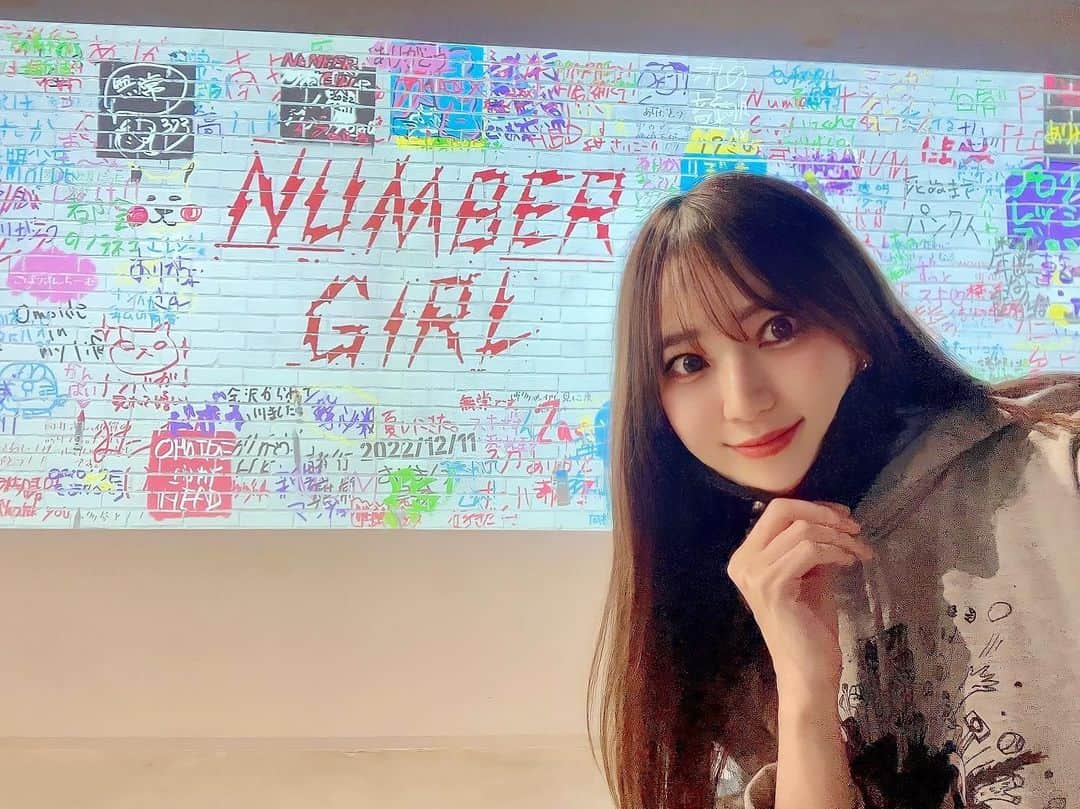 小越しほみさんのインスタグラム写真 - (小越しほみInstagram)「NUMBER GIRL 無常の日🎸  初めて生で見たナンバーガール 轟音に溺れて気持ちよくて最高でした！  透明少女4回はびっくりした こんなライブ初めて。笑  何度聴いても体の底から湧き上がるいい曲。   知った時にはもう解散してたし 伝説みたいに思ってたけど まさかの再結成で解散前に生で聴けてよかった かっこよかった、最高でしたー！！  . . . . . . . . .  #ナンバーガール #ナンバガ #numbergirl #透明少女 #無常の日 #ライブ #ライブ参戦 #ライブレポ #邦楽ロック #邦楽ロック好きな人と繋がりたい #邦ロック #邦ロック女子 #轟音  #シューゲイザー #ぴあアリーナmm #邦ロック好きな人と繋がりたい」12月11日 22時30分 - shihomi1129